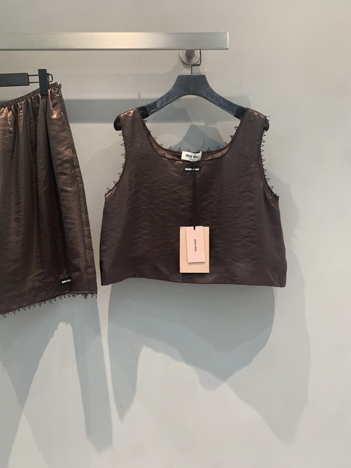 NO:929632,The new vest has been shipped. Originally developed by Miumi*, the new fashionable retro chocolate brown satin suit for spring and summer includes a sleeveless vest + high-waisted skirt. It is full of luster and adds a retro atmosphere!  The edges of the vest are exquisitely hollowed out, and the hem of the skirt is embellished with tassels. The details are extra points. The satin material is soft and drapey, making it super comfortable to wear in spring and summer. Pair it with Mary Jane shoes or retro handbags to easily get a sweet or preppy look!  Code numberSML,,miumiu,mary jane,skirts,19860909新款出货啦背心 原版开发 Miumi*春夏新款时髦复古巧克力棕色缎面套装,包含无袖背心+高腰半裙,光泽感满满,复古氛围直接拉满！背心边缘有精致镂空,半裙裙摆流苏点缀,细节超加分.缎面材质柔软垂坠,春夏穿超舒服,搭配玛丽珍鞋或复古手袋,轻松get甜酷or学院风造型！码数SML,,miumiu,mary jane,skirts,,Women's clothing