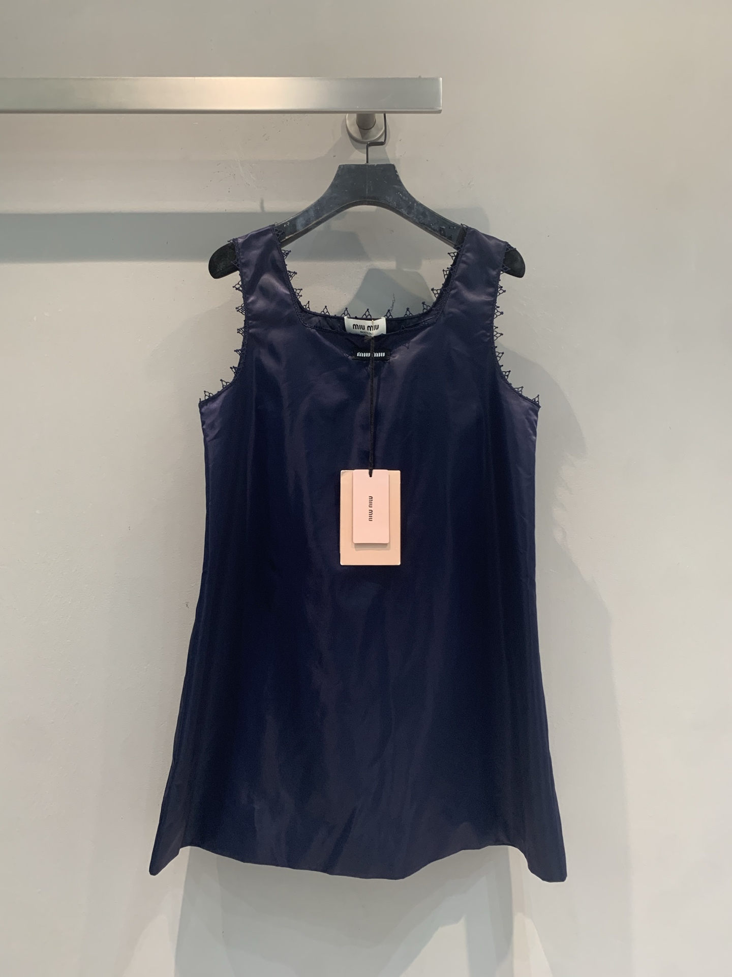 NO:929624,The new model has been shipped. The original developed Miumi* new fashionable retro navy blue satin sleeveless dress for spring and summer, A-line version + lace square collar, full of retro college style!  The satin surface has a soft light and a great drape, which can be easily controlled by pear-shaped figures and small people. The navy blue color is low-key and elegant, suitable for daily outings and afternoon tea. Paired with a milky white handbag, it is simple and exquisite, and you can easily get the style of a rich girl ~ Size SML,, miumiu, skirts,19860909新款出货啦 原版开发 Miumi*春夏新款时髦复古藏青缎面无袖连衣裙,A字版型+蕾丝花边方领,复古学院风满满！缎面自带柔光,垂坠感超赞,梨形身材和小个子都能轻松驾驭.藏青色低调优雅,日常出街、下午茶都很适合.搭配奶白色手提包,简约又精致,轻松get富家千金风～码数SML,,miumiu,skirts,,Women's clothing