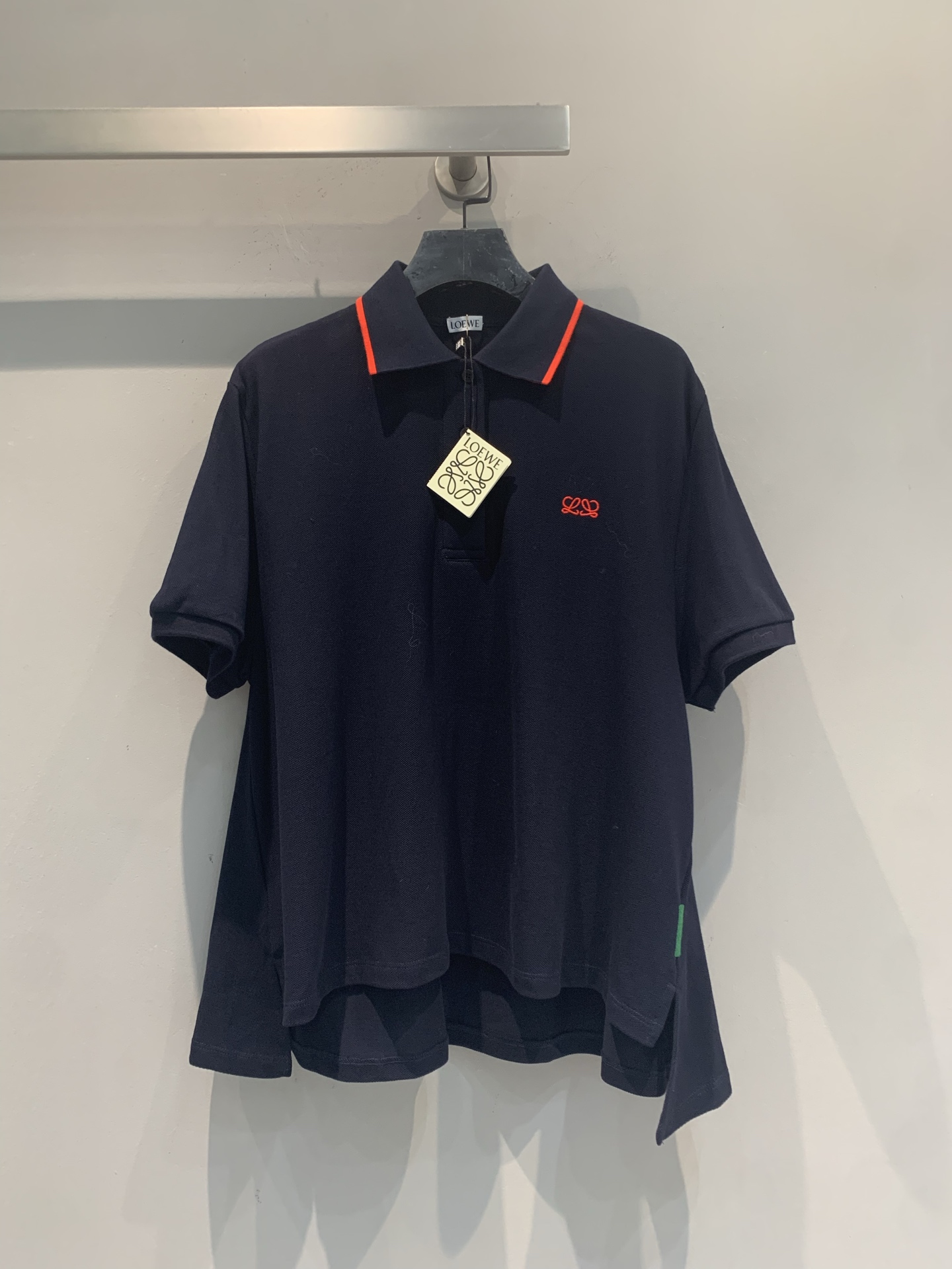 NO:929582,The new model is shipping. Originally developed by Loew*, the new Amazona 180 Polo shirt, 2026 spring and summer series, is made of high-quality cotton fabric, soft and breathable, and super comfortable for daily wear!  Classic lapel + red contrast edge, Anagram embroidery on the chest, low-key yet recognizable. Short front and long back, irregular hem, loose trapezoidal cut, slim and casual, navy blue is versatile and easy to wear for commuting and leisure ~ Pair with wide-leg pants or sneakers, and you can easily get a French relaxed feeling!  Code numberSML,,loewe,sneakers,19860909新款出货啦 原版开发 Loew*新款Amazona 180 Polo衫,2026春夏系列,采用高品质棉质面料,柔软透气,日常穿着超舒适！经典翻领+红色撞色边,胸前Anagram刺绣,低调又有辨识度.前短后长不规则下摆,宽松梯形剪裁,显瘦又随性,藏青色百搭不挑人,通勤休闲都能轻松驾驭～搭配阔腿裤或运动鞋,轻松get法式松弛感！码数SML,,loewe,sneakers,,Women's clothing