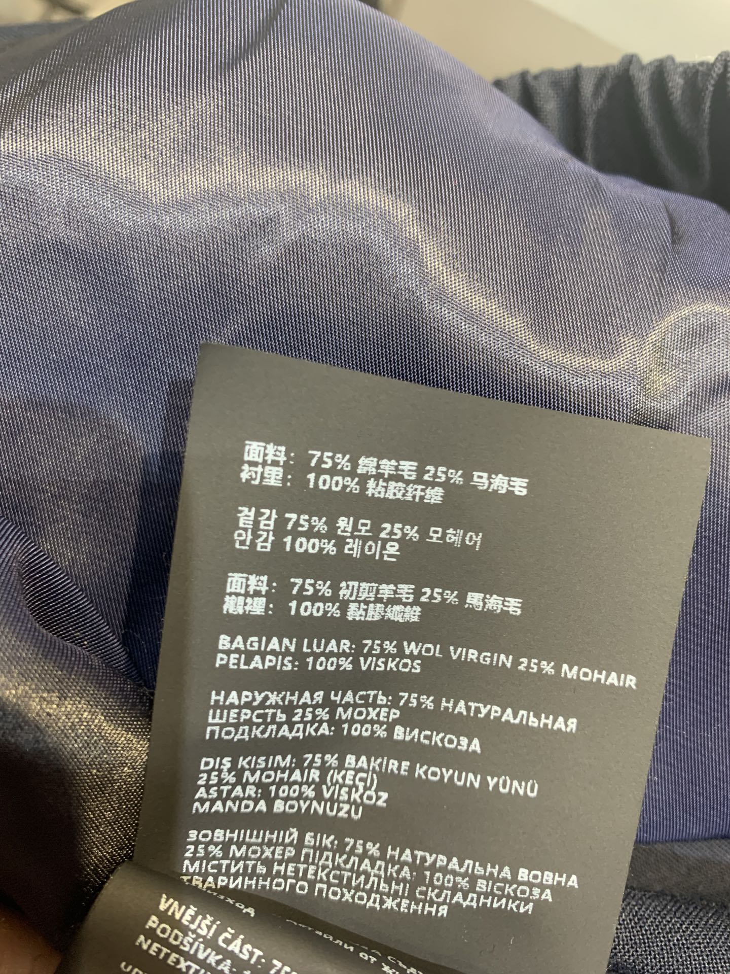 新款🔥出货啦📢 原版开发 Prad*早秋新款时髦复古口袋logo翻领夹克。经典翻领+拉链设计，简约大气，