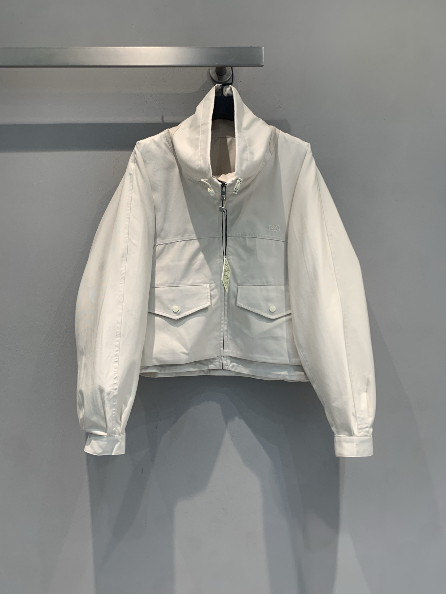 NO:929569,The new model is shipped. The original development of Prad* early autumn new fashionable and versatile large pocket short jacket, off-white gabardine blend, 90 cotton mulberry silk, smooth and crisp to the touch. Stand-up collar + two-way zipper + drawstring design, versatile shape, short tailoring to raise the waistline, loose lantern sleeves for a casual and high-end feel. The double flap pockets on the chest are practical and beautiful, and the details include Double L embroidery and leather splicing, perfect texture!  It's OK to wear alone in early autumn or layered in late autumn. It can be easily used in commuting and daily life. It is a must-have for relaxed style. Size SML, prada, jackets & coats,19860909新款出货啦 原版开发 Prad*早秋新款时髦百搭大口袋短款夹克,米白色华达呢混纺,90棉桑蚕丝,触感顺滑又挺括.立领+双向拉链+抽绳设计,造型多变,短款剪裁拉高腰线,宽松灯笼袖超显随性高级感.胸前双翻盖口袋实用又美观,细节有Double L刺绣和皮革拼接,质感满分！早秋单穿或深秋叠穿都很OK,通勤日常都能轻松驾驭,松弛感穿搭必备.码数SML,,prada,jackets & coats,,Women's clothing