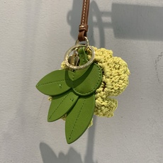 新款🔥出货啦📢 原版开发 Miumi*新款手工钩织花朵挂饰,采用粉色和黄色毛线钩织,搭配绿色叶片点缀,造 新款🔥出货啦📢 原版开发 Miumi*新款手工钩织花朵挂饰,采用粉色和黄色毛线钩织,搭配绿色叶片点缀,造
