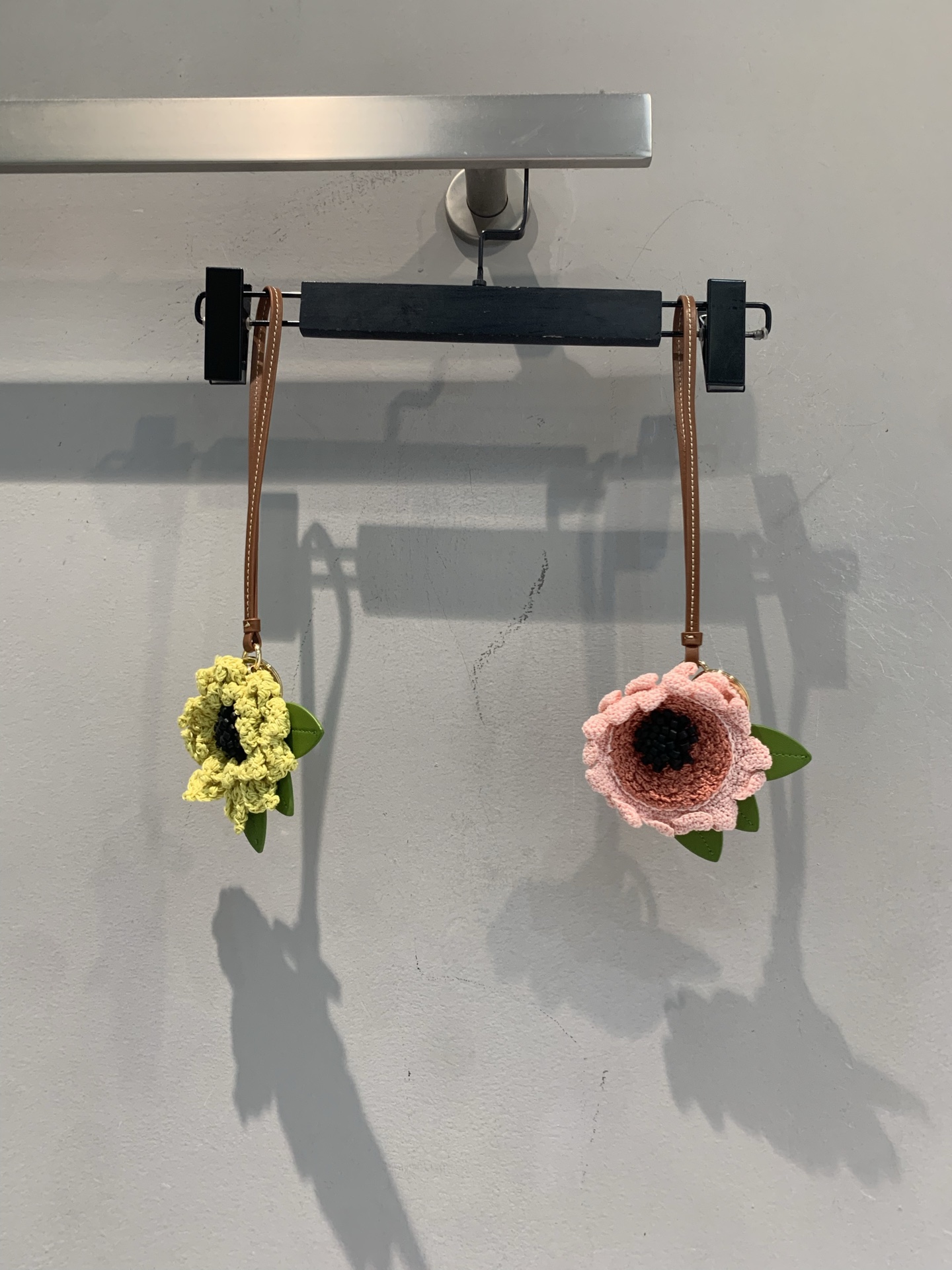 NO:926930,The new model is now shipping. The original developed Miumi* new hand-knitted flower hanging ornament is crocheted with pink and yellow wool, embellished with green leaves, and shaped like a sunflower or daisy. It is connected by a metal chain and is of moderate length, suitable for hanging or decoration. The crocheting process is exquisite, the texture is clear, and it has a hand-made feel. It is very suitable for home decoration or gift giving. Sisters who like handicrafts must buy it to instantly enhance the artistic atmosphere of the space!  One size fits all,,miumiu,19860909新款出货啦 原版开发 Miumi*新款手工钩织花朵挂饰,采用粉色和黄色毛线钩织,搭配绿色叶片点缀,造型像向日葵或雏菊.金属链条连接,长度适中,适合悬挂或装饰.钩织工艺细腻,纹理清晰,手工感满满,超适合家居装饰或送礼.喜欢手工艺品的姐妹一定要入手,瞬间提升空间艺术氛围！均码,,miumiu,,Women's clothing