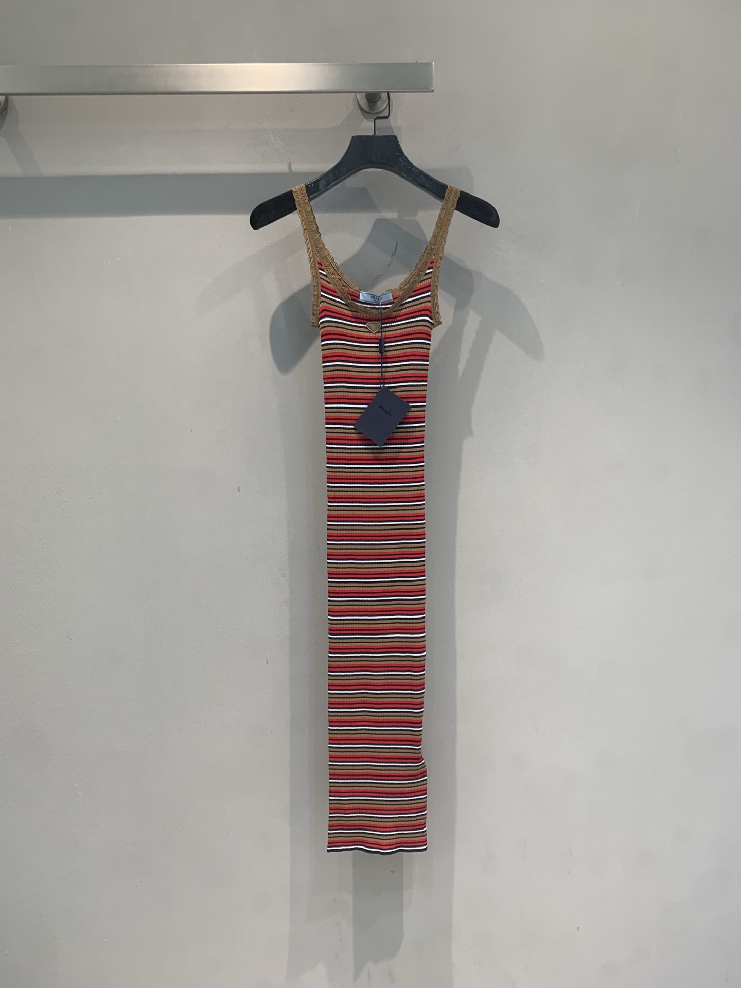NO:928183,The new model has been shipped. The original development of Prad* early autumn new trendy retro triangle logo striped knitted suspender skirt, red and black and white contrasting stripes, full of French retro feeling!  Knitted fabric has good elasticity, close-fitting and comfortable, and is super refreshing to wear in summer. The suspender + backless design is sexy and elegant, and can be easily worn at parties and vacations. The skirt is moderate in length, slim and shows curves, and it goes well with high heels or sandals, making it easy to create a fashionable look. Size SML, prada, sandals, high heels, skirts,19860909新款出货啦 原版开发 Prad*早秋新款时髦复古三角标条纹针织吊带裙,红黑白撞色条纹,法式复古感满满！针织面料弹性好,贴身舒适,夏天穿超清爽.吊带+露背设计,性感又优雅,派对度假都能轻松驾驭.裙长适中,修身显曲线,搭配高跟鞋或凉鞋都很出彩,轻松打造时尚造型.码数SML,,prada,sandals,high heels,skirts,,Women's clothing