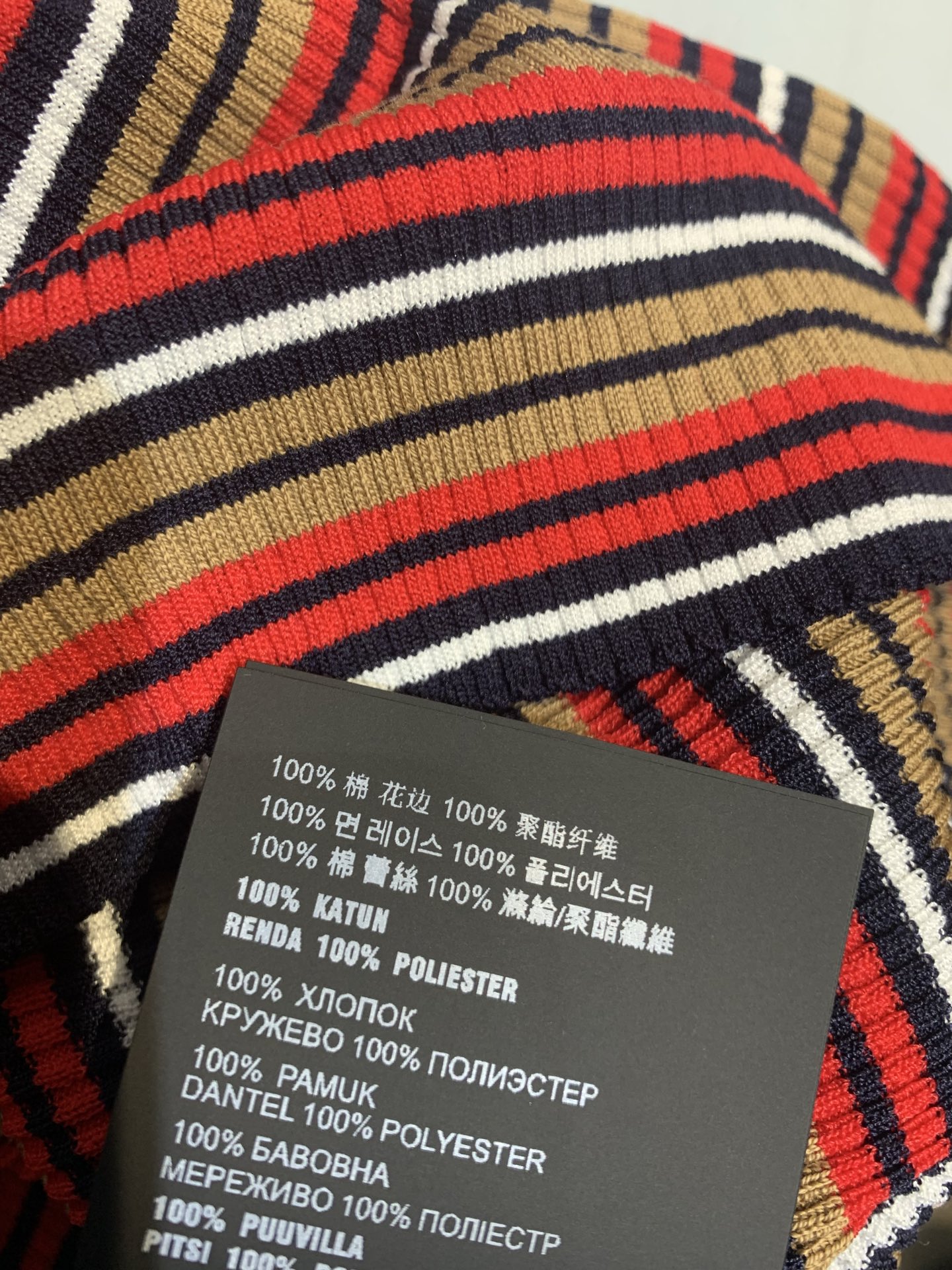 新款🔥出货啦📢 原版开发 Prad*早秋新款时髦复古三角标条纹针织吊带裙，红黑白撞色条纹，法式复古感满满