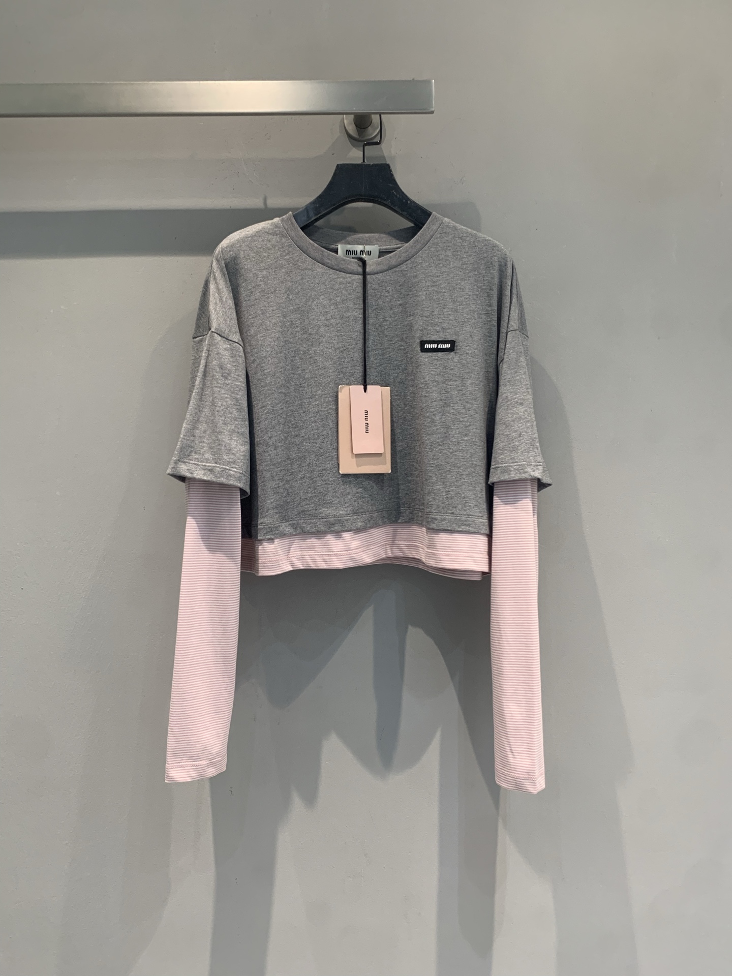 NO:928163,The new model has been shipped. The original developed Miumi* early autumn new fashionable and versatile contrasting color fake two-piece T-shirt, gray short sleeves + pink and white striped long sleeves, full of layering and layering!  High-count cotton blend, soft, skin-friendly and breathable, suitable for daily commuting and leisure. Black ribbon on the chest + small brand logo, low-key and recognizable. Short waist design, optimized body proportions, paired with high-waisted jeans or work skirts, easy to get a lazy and playful style~Size SML,,miumiu,skirts,jeans,T-shirt,tees,t-shirt,19860909新款出货啦 原版开发 Miumi*早秋新款时髦百搭撞色假两件T恤,灰色短袖+粉白条纹长袖拼接,叠穿感满满,层次感直接拉满！高支棉混纺,柔软亲肤又透气,日常通勤、休闲都OK.胸口黑色织带+品牌小标,低调又有辨识度.短款露腰设计,优化身材比例,搭配高腰牛仔裤或工装裙,轻松get慵懒俏皮风～码数SML,,miumiu,skirts,jeans,T-shirt,tees，t-shirt,,Women's clothing