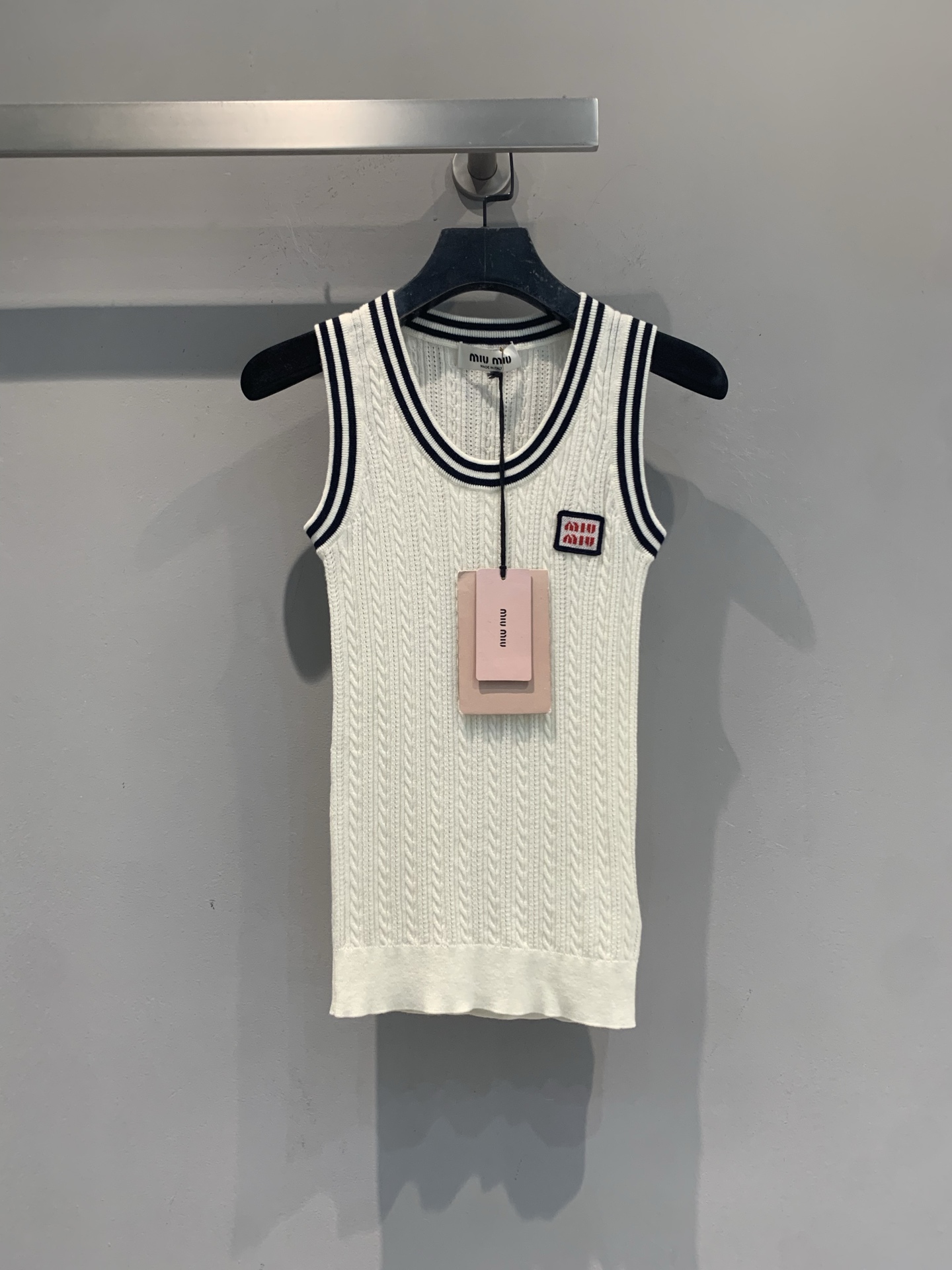 NO:929503,The new model has been shipped. The original developed Miumi* early autumn new fashionable and versatile hemp pattern knitted vest, off-white with black and white contrasting V-neck, full of college style!  Soft knitted fabric, slim fit, easily highlights the body curves, and directly fills the sense of youthful vitality. The small square logo on the chest is very recognizable. It looks great when worn alone or layered with shirts and cardigans. It can be easily used for commuting, dating, and daily life. It is retro and reduces age, and is a must-have for mature girls!  Size SML,,miumiu,shirts,19860909新款出货啦 原版开发 Miumi*早秋新款时髦百搭麻花纹针织背心,米白色搭配黑白撞色V领,学院风满满！柔软针织面料,修身剪裁,轻松凸显身材曲线,青春元气感直接拉满.胸前小方标Logo超有辨识度,单穿或叠搭衬衫、开衫都很出彩,通勤、约会、日常都能轻松驾驭,复古又减龄,轻熟少女风必备！码数SML,,miumiu,shirts,,Women's clothing