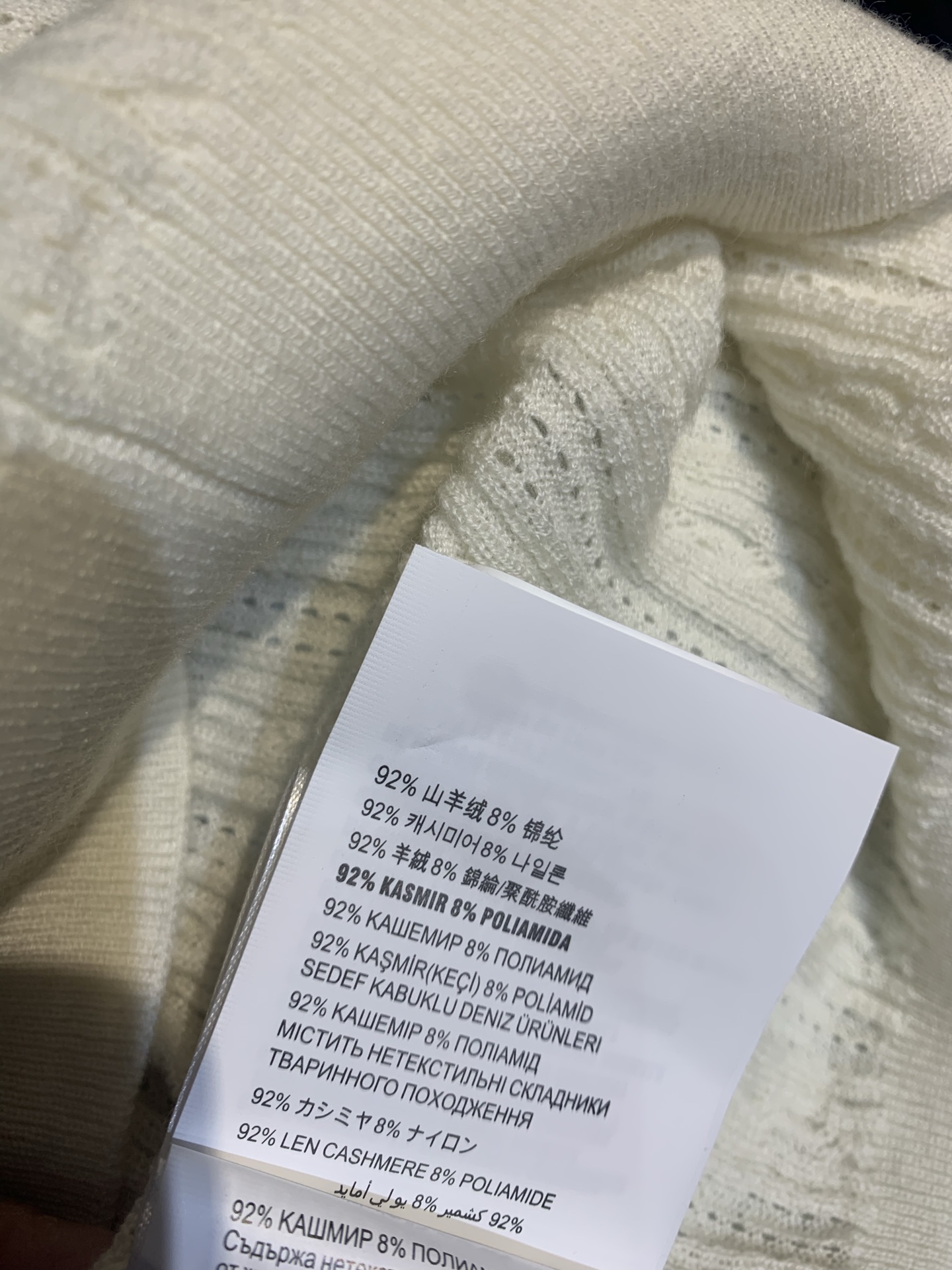 新款🔥出货啦📢 原版开发 Miumi*早秋新款时髦百搭麻花纹针织背心，米白色搭配黑白撞色V领，学院风满满