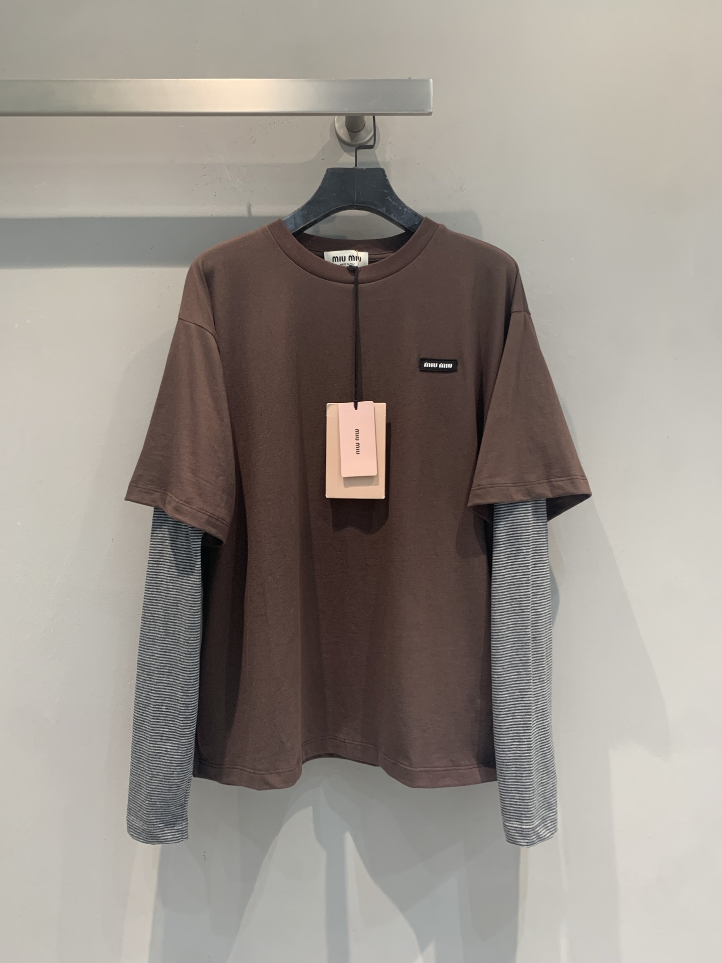 NO:929477,The new model is shipping. The original developed Miumi* early autumn new fashionable retro brown fake two-piece short-sleeved T-shirt is made of high-quality cotton, soft and comfortable, and super friendly for daily wear!  Round neck + right shoulder cut, simple and elegant, the brand logo on the chest is very recognizable. The dark brown color is retro and versatile, it can be easily matched with jeans, casual pants, and it is OK for commuting and leisure!  The fabric is breathable and suitable for spring and autumn. It is practical and fashionable. It is a must-have basic model for the wardrobe ~ Size SML, miumiu, jeans, T-shirt, tees, t-shirt,19860909新款出货啦 原版开发 Miumi*早秋新款时髦复古棕色假两件短袖T恤,选用高品质棉料,柔软舒适,日常穿着超友好！圆领+正肩剪裁,简约大方,胸前品牌标识超有辨识度.深棕色复古又百搭,轻松搭配牛仔裤、休闲裤,通勤休闲都OK！面料透气,春秋季节穿也很合适,实用又时髦,是衣橱必备基础款～码数SML,,miumiu,jeans,T-shirt,tees，t-shirt,,Women's clothing