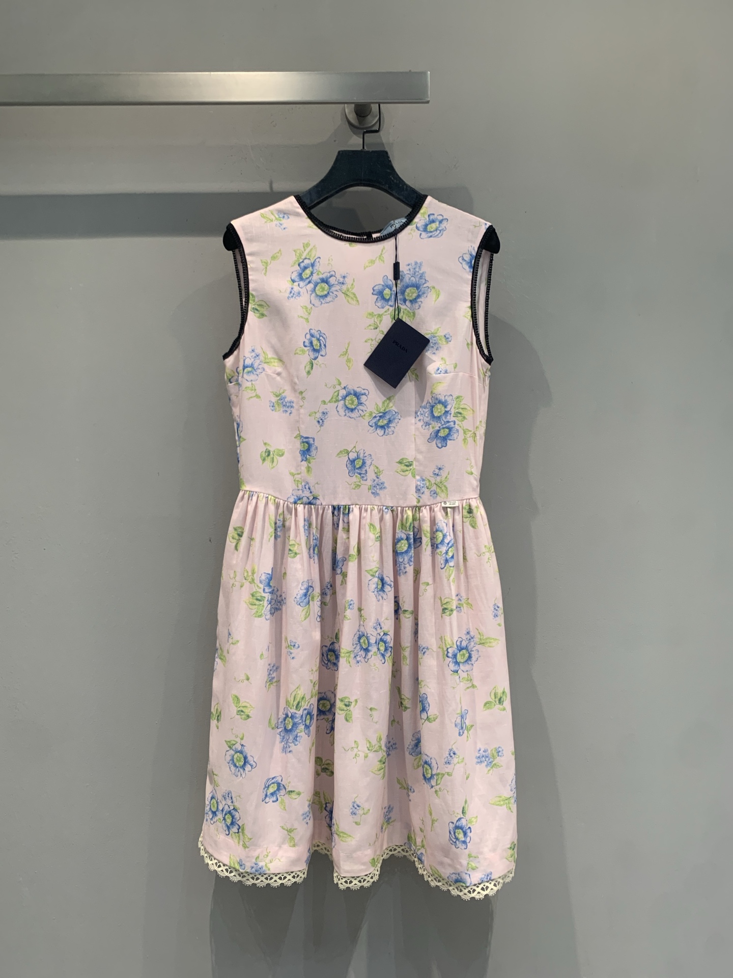 NO:929484,The new model is shipping. The original development of Prad* early autumn new fashionable and versatile pink floral dress is made of linen blended fabric, light and breathable, and super comfortable to wear in summer!  Light pink color with blue and green flowers, fresh and sweet, full of French retro feel. Sleeveless vest + black hemming, exquisite details, high waist pleats + A-line skirt, slimming and modifying the body proportions. The lace on the skirt is a plus, making it easy to manage commuting, dating, and vacation. Pair it with a straw bag or sandals to directly enhance the pastoral atmosphere. Size SML, prada, sandals, espadrilles, skirts,19860909新款出货啦 原版开发 Prad*早秋新款时髦百搭粉色碎花连衣裙,采用亚麻混纺面料,轻盈透气,夏天穿超舒服！淡粉底色配蓝绿花卉,清新又甜美,法式复古感满满.无袖背心+黑色包边,细节精致,高腰抽褶+A字裙摆,显瘦又修饰身材比例.裙摆蕾丝花边超加分,通勤、约会、度假都能轻松驾驭,搭配草编包或凉鞋,田园氛围感直接拉满.码数SML,,prada,sandals,espadrilles,skirts,,Women's clothing