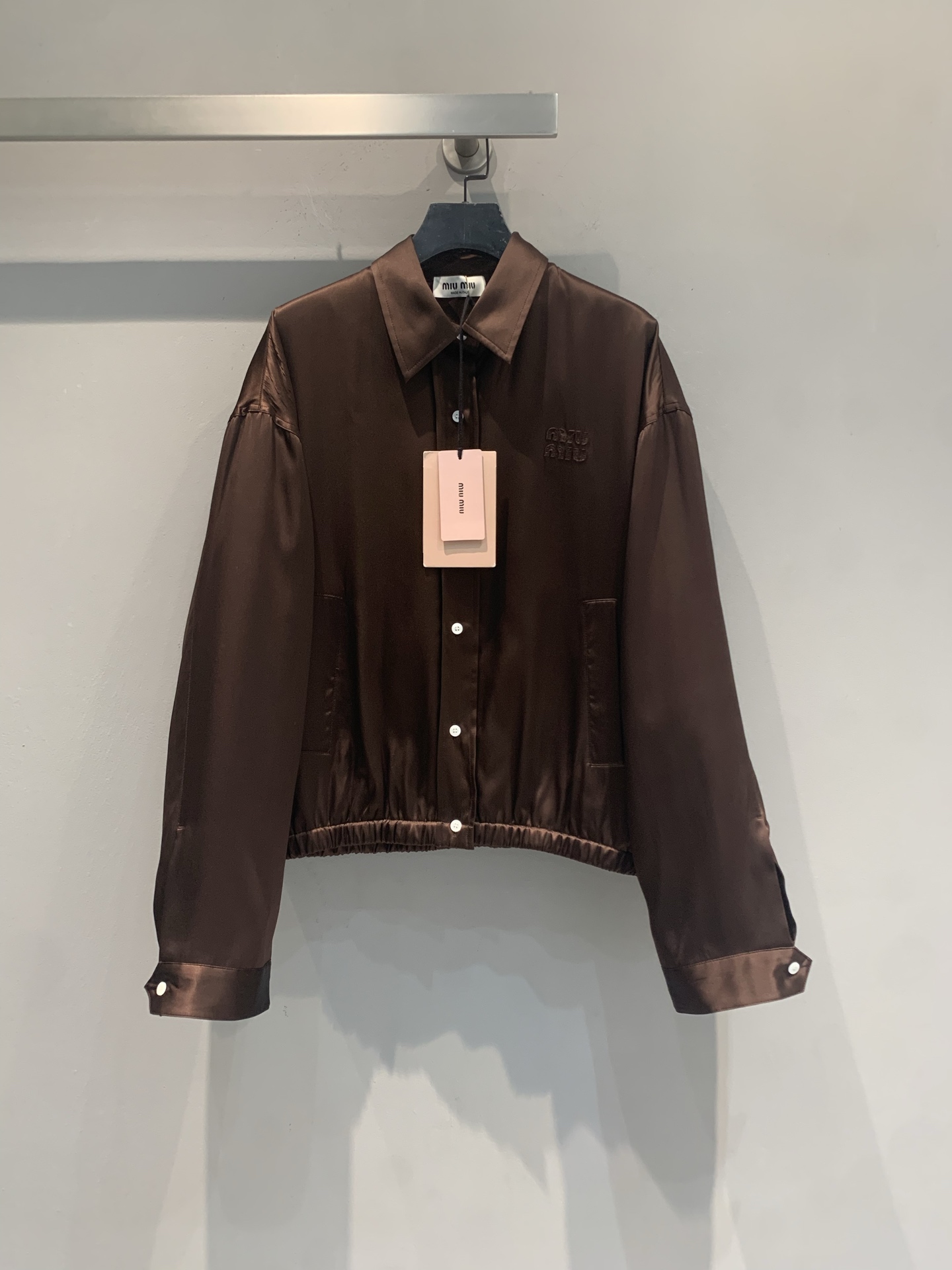 NO:931407,The new model is shipping. The original developed Miumi* early autumn new fashionable retro brown silk short jacket is made of glossy silk fabric. Retro and modern. Short design + loose cuffs, sweet and cool style is easy to handle!  The brand embroidery on the left chest is very recognizable, and the metal button details are perfect, making it easy to put on and take off. It can be easily paired with skirts or trousers for daily commuting and leisure. It is fashionable and practical and is one of the hottest items this season. Size SML,,miumiu,skirts,jackets & coats,real silk,19860909新款出货啦 原版开发 Miumi*早秋新款时髦复古棕色真丝短款夹克,采用光泽感真丝面料.复古又现代.短款设计+宽松袖口,甜酷风格轻松拿捏！左胸品牌刺绣超有辨识度,金属纽扣细节满分,穿脱方便.日常通勤、休闲都能轻松搭配裙装或裤装,时尚实用两不误,是本季超火单品之一.码数SML,,miumiu,skirts,jackets & coats,real silk,,Women's clothing