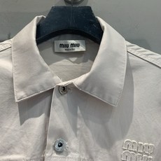 新款🔥出货啦📢 原版开发 Miumi*早秋新款时髦百搭大口袋短裤牛仔外套,短款设计+毛边下摆,复古又随性 新款🔥出货啦📢 原版开发 Miumi*早秋新款时髦百搭大口袋短裤牛仔外套,短款设计+毛边下摆,复古又随性