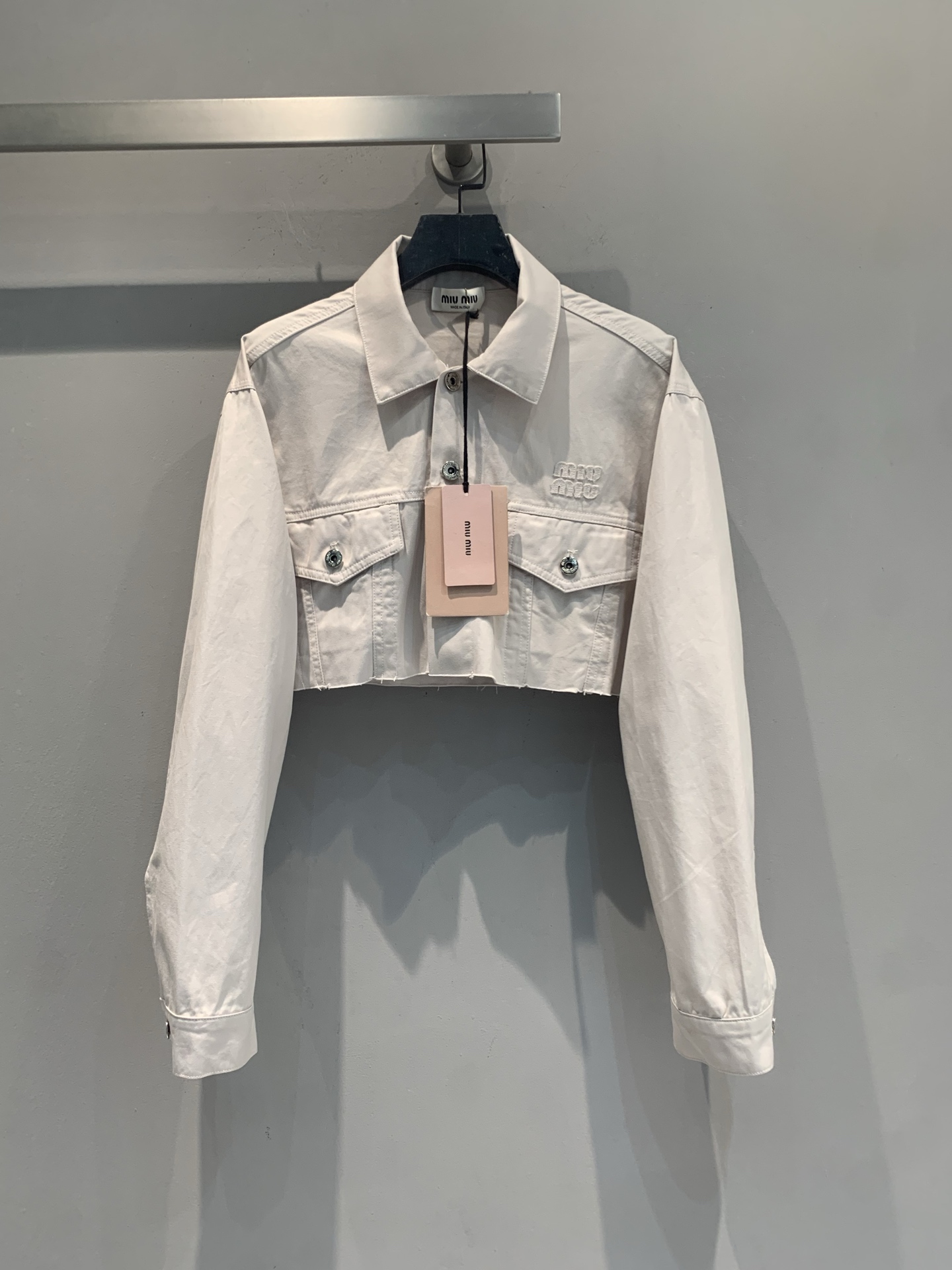 NO:929521,The new model is shipping. The original developed Miumi* early autumn new fashionable and versatile large pocket shorts denim jacket, short design + raw hem, retro and casual!  Lapel + metal buckle details, double chest pockets are super practical, and the brand embroidery on the left chest is low-key and recognizable. High-quality denim, wear-resistant and comfortable, perfect for spring and summer~ Pair it with high-waisted pants or skirts to easily raise the waistline. It can be easily used for daily outings and casual occasions, fashionable and versatile!  Size SML,,miumiu,skirts,shorts,jackets & coats,19860909新款出货啦 原版开发 Miumi*早秋新款时髦百搭大口袋短裤牛仔外套,短款设计+毛边下摆,复古又随性！翻领+金属扣细节,胸前双口袋超实用,左胸品牌刺绣低调有辨识度.优质牛仔布,耐磨又舒适,春夏穿超合适～搭配高腰裤或裙装,轻松拉高腰线,日常出街、休闲场合都能轻松驾驭,时髦又百搭！码数SML,,miumiu,skirts,shorts,jackets & coats,,Women's clothing