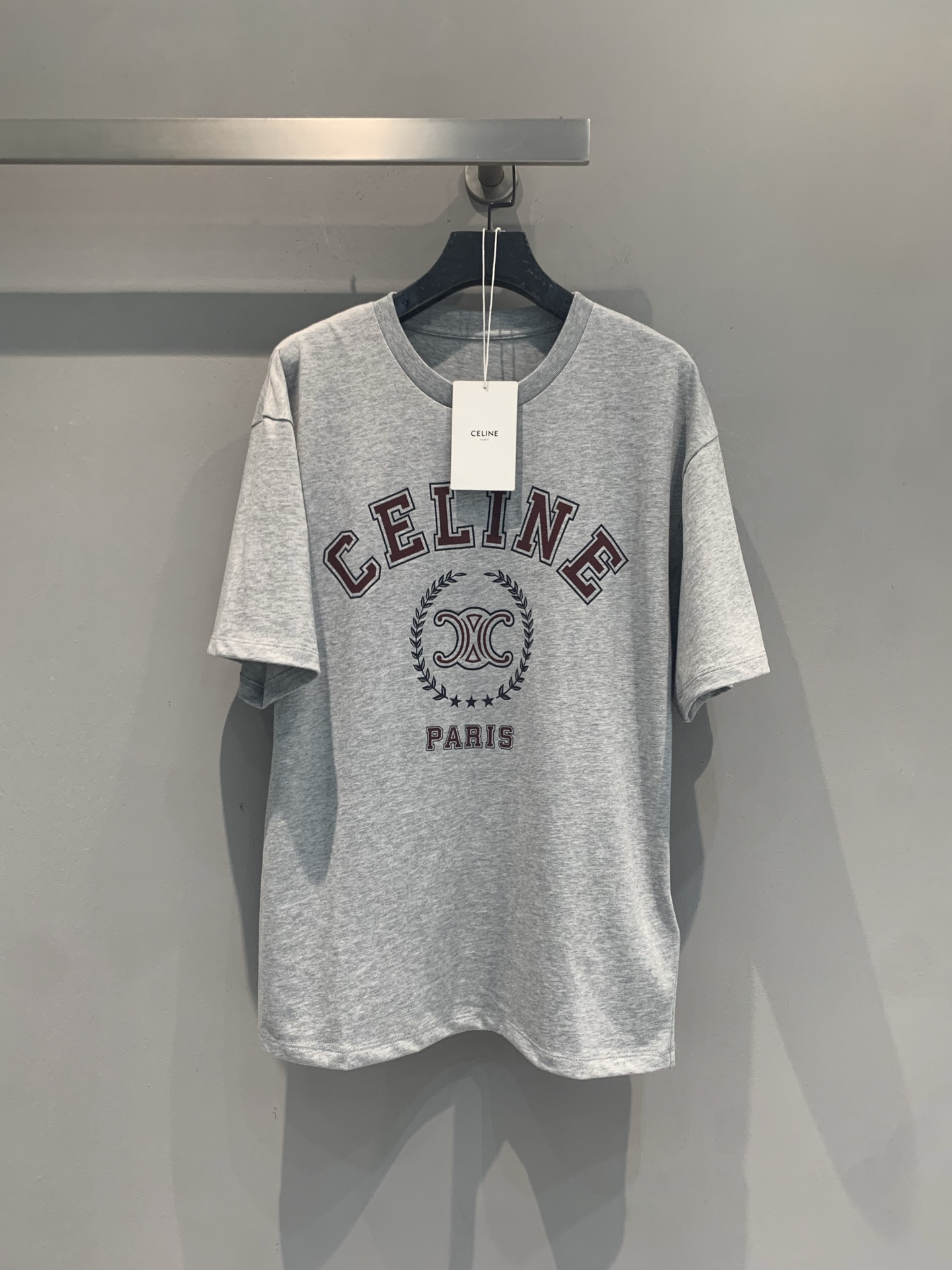 NO:932524,The new model is shipped. The original development Celin* spring and summer new trendy and versatile letter logo round neck short-sleeved T-shirt. Gray main color + red 'CELINE PARIS' words, central Arc de Triomphe wheat pattern, full of retro college style. High-quality cotton material, soft and breathable, super comfortable to wear in spring and summer. The loose version can be easily controlled by both men and women. It is great to wear alone or layered, and it is OK for commuting and leisure!  The brand is highly recognizable, full of light luxury, and is one of the representative items of minimalist style. Size SML, celine, T-shirt, tees, t-shirt,19860909新款出货啦 原版开发 Celin*春夏新款时髦百搭字母logo圆领短袖T恤.灰色主色调+红色“CELINE PARIS”字样,中央凯旋门麦穗图案,复古学院风满满.高品质棉料,柔软透气,春夏穿超舒服.宽松版型,男女都能轻松驾驭,单穿或叠搭都很出彩,通勤休闲都OK！品牌辨识度高,轻奢感十足,是极简实穿风格代表单品之一.码数SML,,celine,T-shirt,tees，t-shirt,,Women's clothing