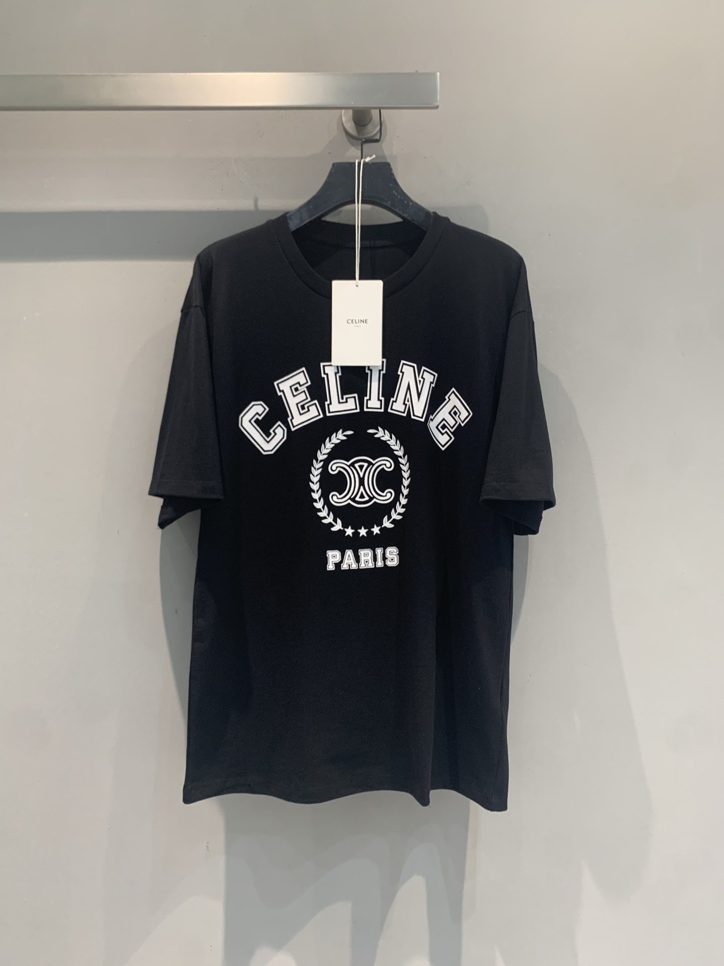 NO:932538,The new model is shipped. The original development Celin* spring and summer new fashionable and versatile letter logo round neck short-sleeved T-shirt. Black main color + white 'CELINE PARIS' words, central Arc de Triomphe wheat pattern, full of retro college style. High-quality cotton material, soft and breathable, super comfortable to wear in spring and summer. The loose version can be easily controlled by both men and women. It is great to wear alone or layered, and it is OK for commuting and leisure!  The brand is highly recognizable, full of light luxury, and is one of the representative items of minimalist style. Size SML, celine, T-shirt, tees, t-shirt,19860909新款出货啦 原版开发 Celin*春夏新款时髦百搭字母logo圆领短袖T恤.黑色主色调+白色“CELINE PARIS”字样,中央凯旋门麦穗图案,复古学院风满满.高品质棉料,柔软透气,春夏穿超舒服.宽松版型,男女都能轻松驾驭,单穿或叠搭都很出彩,通勤休闲都OK！品牌辨识度高,轻奢感十足,是极简实穿风格代表单品之一.码数SML,,celine,T-shirt,tees，t-shirt,,Women's clothing