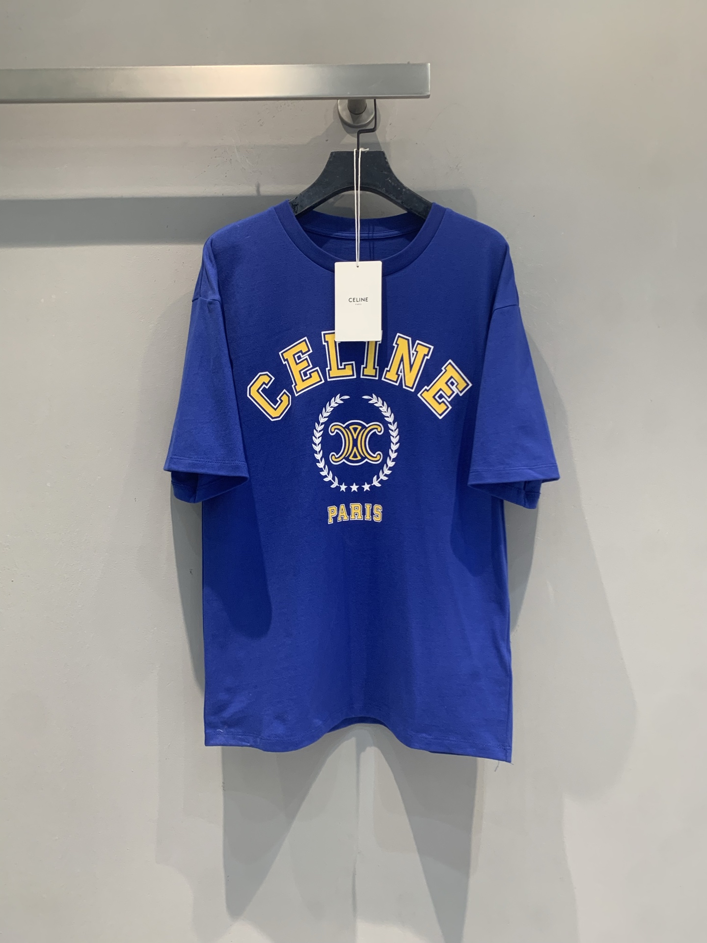 NO:932509,The new model is shipped. The original development Celin* spring and summer new fashionable and versatile letter logo round neck short-sleeved T-shirt. The main color is blue + yellow 'CELINE PARIS' words, the central Arc de Triomphe wheat pattern, full of retro college style. High-quality cotton material, soft and breathable, super comfortable to wear in spring and summer. The loose version can be easily controlled by both men and women. It is great to wear alone or layered, and it is OK for commuting and leisure!  The brand is highly recognizable, full of light luxury, and is one of the representative items of minimalist style. Size SML, celine, T-shirt, tees, t-shirt,19860909新款出货啦 原版开发 Celin*春夏新款时髦百搭字母logo圆领短袖T恤.蓝色主色调+黄色“CELINE PARIS”字样,中央凯旋门麦穗图案,复古学院风满满.高品质棉料,柔软透气,春夏穿超舒服.宽松版型,男女都能轻松驾驭,单穿或叠搭都很出彩,通勤休闲都OK！品牌辨识度高,轻奢感十足,是极简实穿风格代表单品之一.码数SML,,celine,T-shirt,tees，t-shirt,,Women's clothing