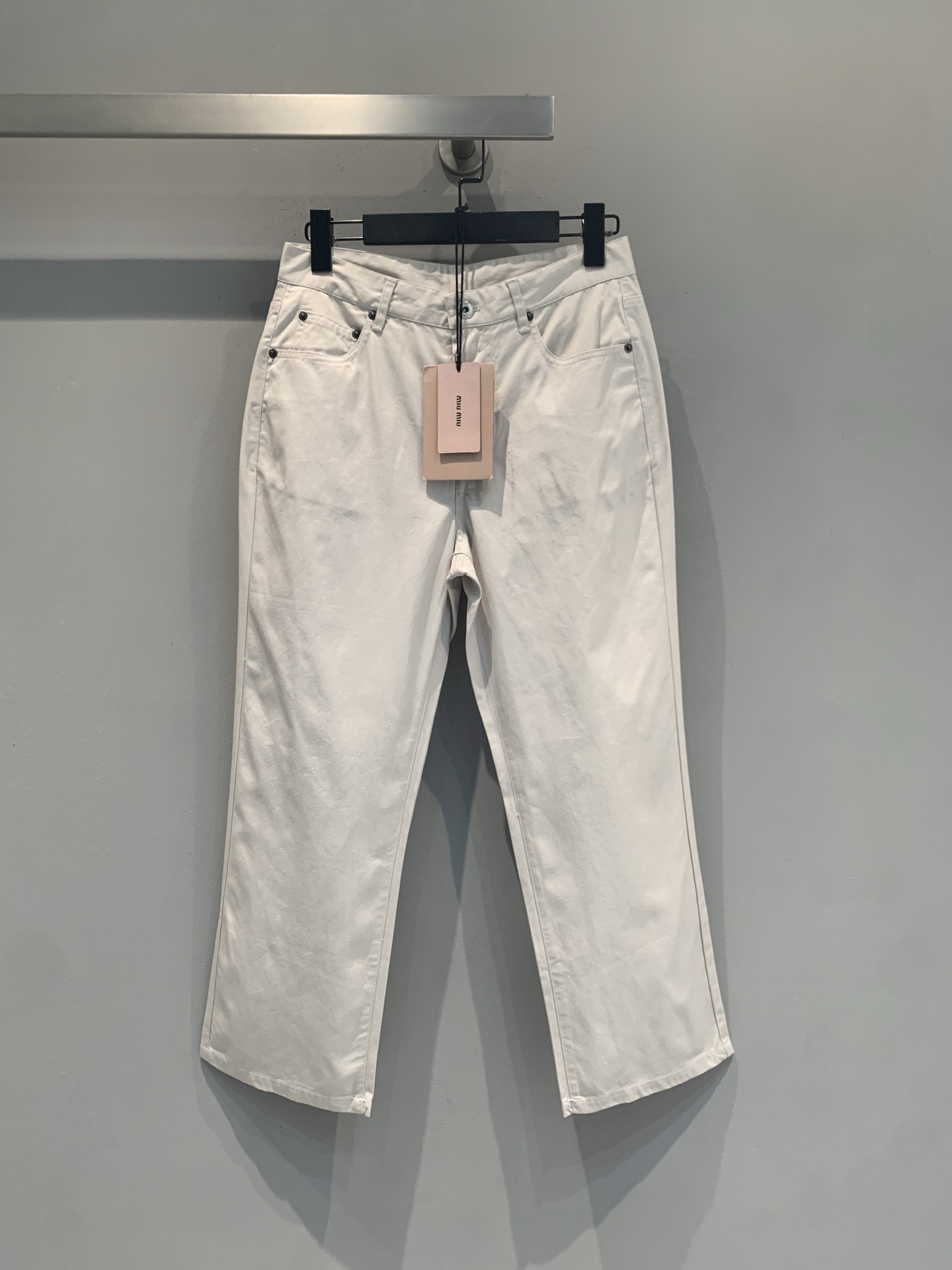 NO:932558,The new model is shipping. The original developed Miumi* early autumn new fashionable and versatile letter logo off-white cropped jeans. Made of soft and breathable fabric, super comfortable to wear in summer!  The three-quarter length just exposes the ankles, showing long and neat legs. The high-waisted design + khaki belt modifies the waistline and gives a full sense of layering. The trouser legs are slightly cuffed, casual and fashionable, and can be easily used for daily commuting and leisure travel ~ The white color comes with a refreshing filter, and when paired with a light-colored top or vest, you can easily get a simple and clean style!  Code number SML,,miumiu,jeans,19860909新款出货啦 原版开发 Miumi*早秋新款时髦百搭字母logo米白色七分牛仔裤.采用柔软透气面料,夏天穿超舒服！七分长度刚好露脚踝,显腿长又利落.高腰设计+卡其色腰带,修饰腰线,层次感满满.裤脚微翻边,随性又时髦,日常通勤、休闲出行都能轻松驾驭～白色自带清爽滤镜,搭配浅色上衣或背心,轻松get简约干净穿搭风格！码数SML,,miumiu,jeans,,Women's clothing