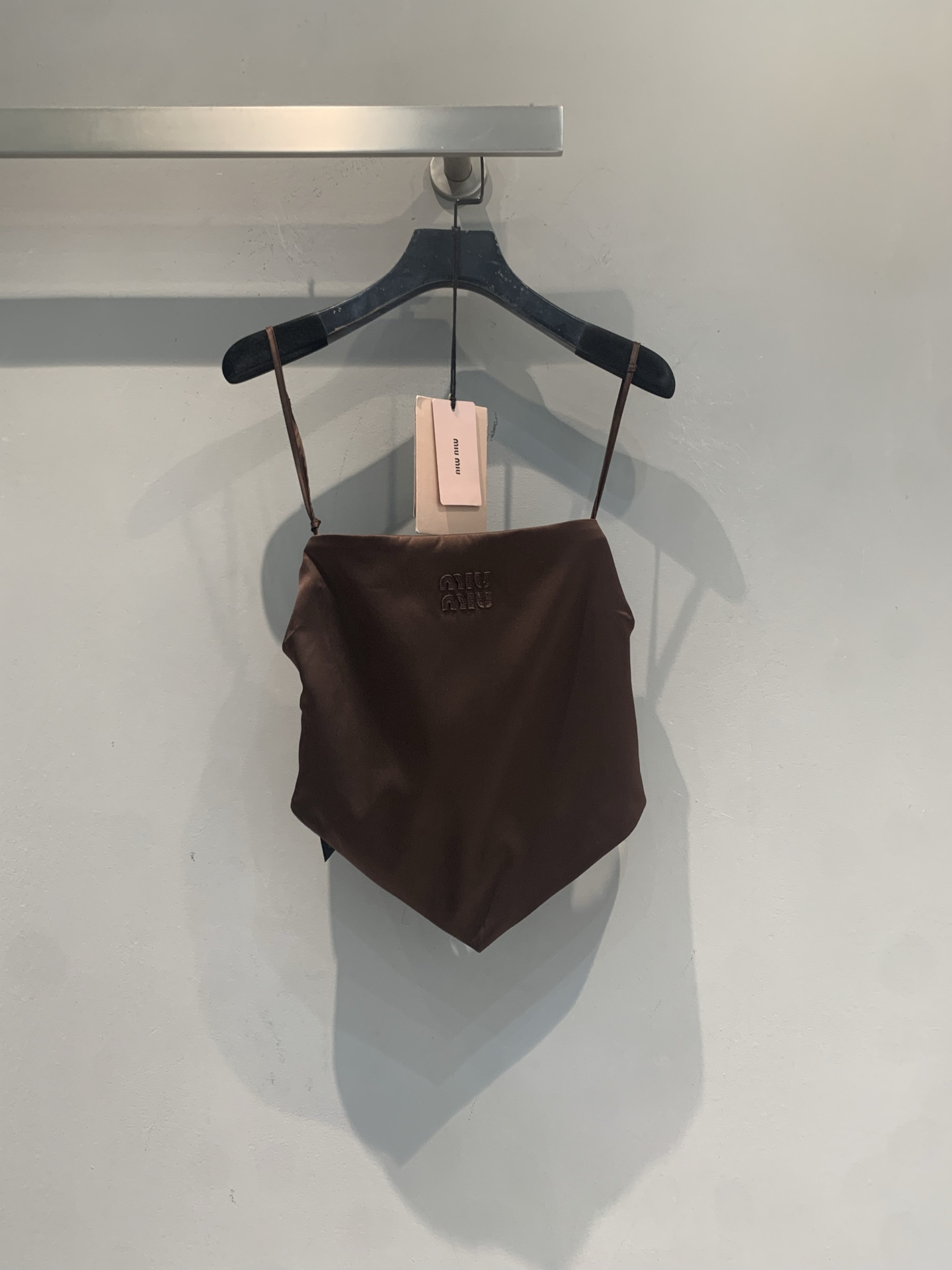 NO:932566,The new model has been shipped. The original developed Miumi* early autumn new fashionable retro brown silk halter top is made of smooth satin, with a low-key luster and a super beautiful look!  The brand embroidery on the front is highly recognizable. The irregular hem design is fashionable and layered. It goes well with high-waisted pants or skirts, easily creating an elegant retro style. The shoulder straps are adjustable, suitable for various body shapes, and can be easily controlled for daily use or special occasions. It is a practical and eye-catching fashion item!  Size SML,,miumiu,skirts,real silk,19860909新款出货啦 原版开发 Miumi*早秋新款时髦复古棕色真丝吊带上衣,采用光滑缎面,低调光泽感超美！正面品牌刺绣,辨识度满分.不规则下摆设计,时髦又有层次,搭配高腰裤或裙装都很出彩,轻松打造优雅复古风.肩带可调节,适合各种身形,日常或特殊场合都能轻松驾驭,是实用又吸睛的时尚单品！码数SML,,miumiu,skirts,real silk,,Women's clothing