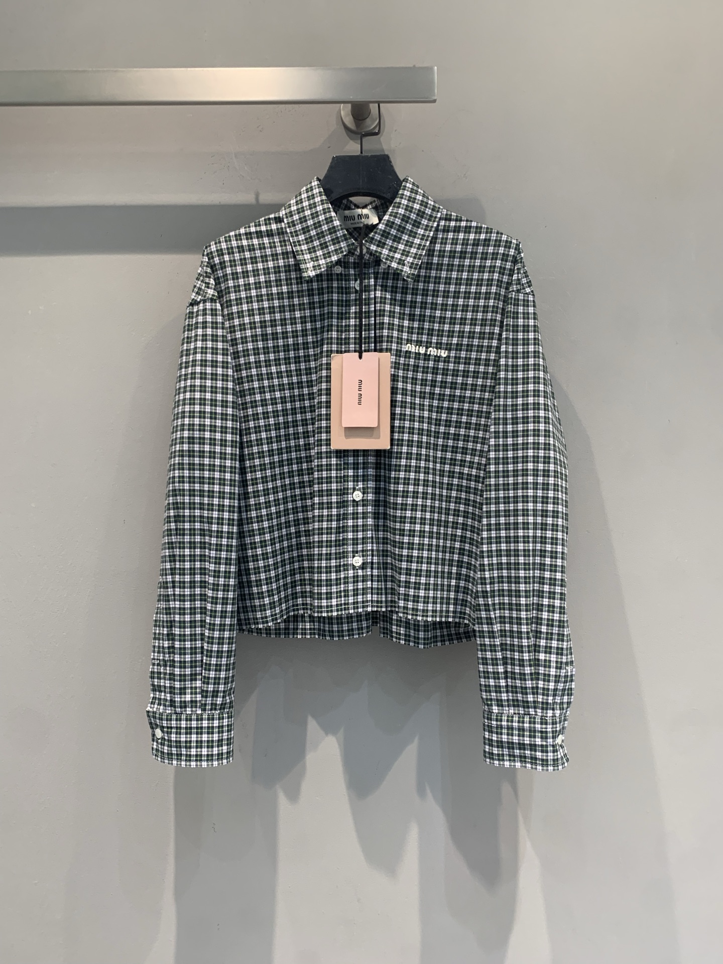 NO:932550,The new model is shipping. The original developed Miumi* early autumn new fashionable retro green plaid shirt. It adopts classic plaid design and is made of light and thin cotton fabric. It is comfortable and breathable to wear. It is very suitable for spring and autumn!  The loose fit + dropped shoulders are casual and relaxed, and can be easily used for daily commuting or leisure. The green plaid pattern is retro and versatile, and it looks great with a white T or vest, short skirts, and jeans. It is easy to switch between multiple styles ~ Size SML,, miumiu, skirts, jeans, shirts,19860909新款出货啦 原版开发 Miumi*早秋新款时髦复古绿色格纹衬衫.采用经典格纹设计,轻薄棉质面料,穿着舒适透气,春秋季节超适合！宽松版型+落肩剪裁,随性又松弛,日常通勤或休闲都能轻松驾驭.绿色格纹复古又百搭,内搭白T或背心,下身配短裙、牛仔裤都很出彩,轻松切换多种风格～码数SML,,miumiu,skirts,jeans,shirts,,Women's clothing
