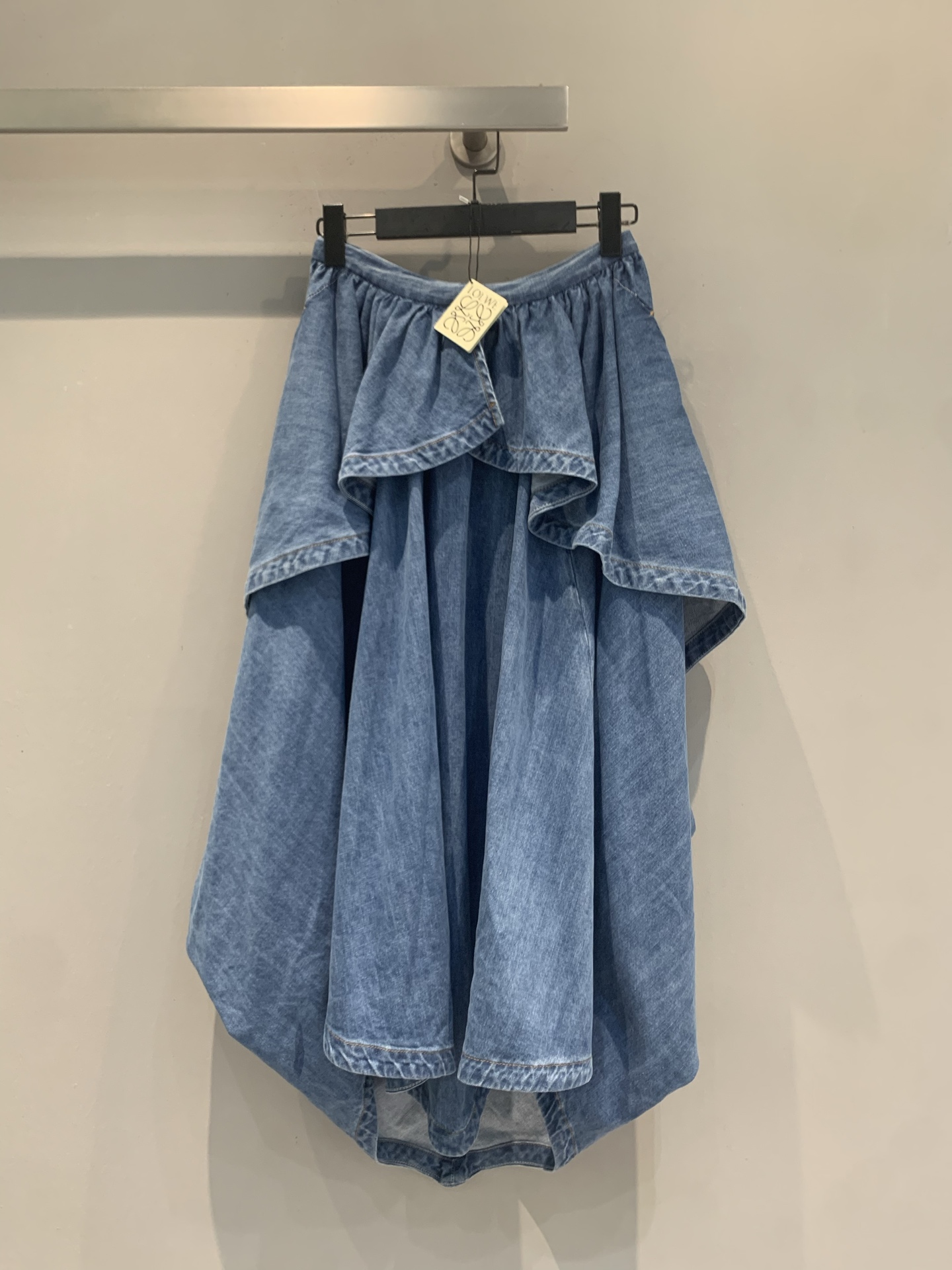NO:932507,The new model is shipping. The original developed Loew* early autumn series irregular denim skirt, washed light blue denim, soft and skin-friendly, and super breathable!  The ruffles on the waist + irregular draping, full of layers, bring a sense of agility when walking. The elastic waist design accommodates a variety of body shapes, and pear-shaped sisters can easily control it. Paired with a knitted top or a work vest, you can switch between sweet and cool or French style at will, which is very suitable for daily outings, dates, and vacations!  Code numberSML,,loewe,skirts,19860909新款出货啦 原版开发 Loew*早秋系列不规则牛仔半裙,水洗浅蓝牛仔布,柔软亲肤,透气性超棒！腰部荷叶边+不规则垂褶,层次感满满,走路自带灵动感.松紧腰设计,包容多种身材,梨形姐妹也能轻松驾驭.搭配针织上衣或工装背心,甜酷or法式风随心切换,日常出街、约会、度假都很适合哦！码数SML,,loewe,skirts,,Women's clothing