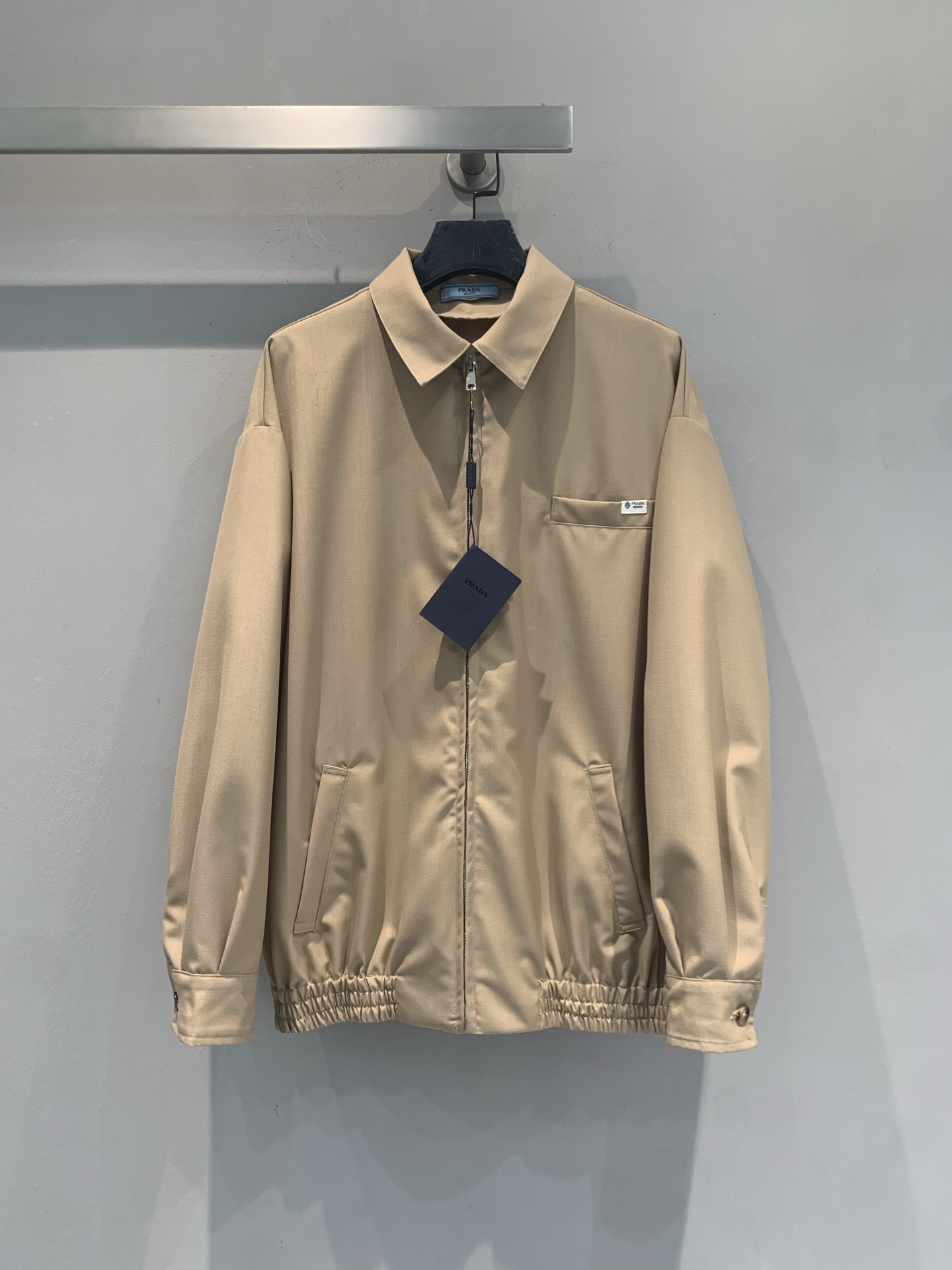NO:932542,The new model has been shipped. The original development of Prad* early autumn new fashionable retro khaki work style jacket, light and thin drape fabric, comfortable to wear and slimming. Lapel + loose raglan sleeve design, modify the shoulder and neck lines, perfect casual feeling!  It is suitable for daily outings or light outdoor use. The low-saturated khaki color is gentle and durable. Pair it with a striped inner layer or suede boots to easily create a sweet and cool atmosphere. It is very practical and can easily meet a variety of outfit needs!  Size SML,,prada,boots,jackets & coats,chamois leather,19860909新款出货啦 原版开发 Prad*早秋新款时髦复古卡其色工装风夹克,轻薄垂感面料,穿着舒适又显瘦.翻领+宽松插肩袖设计,修饰肩颈线条,休闲感满分！日常出街或轻户外都很适合.低饱和卡其色温柔耐看,搭配条纹内搭或麂皮长靴,轻松打造甜酷氛围感.实用性超强,轻松应对多种穿搭需求！码数SML,,prada,boots,jackets & coats,chamois leather,,Women's clothing