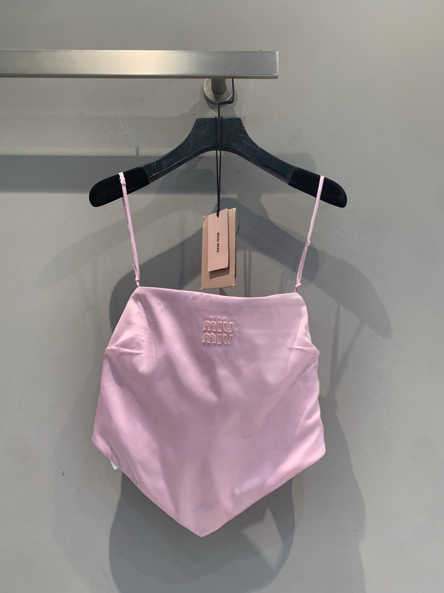 NO:934436,The new model is shipping. The original developed Miumi* spring and summer new fashionable and versatile pink satin tube top is made of high-quality satin, smooth and shiny to the touch, the light pink color is super gentle, and the brand embroidery on the front is super recognizable. The irregular tailoring design is fashionable and smart. It goes well with single items of the same brand. It can be easily worn in daily life or special occasions, elegant and personalized!  Code number SML,,miumiu,19860909新款出货啦 原版开发 Miumi*春夏新款时髦百搭粉色缎面抹胸,采用高品质缎面,触感柔滑有光泽,浅粉色超温柔,正面品牌刺绣超有辨识度.不规则剪裁设计,时髦又灵动,搭配同品牌单品都很出彩,日常或特殊场合都能轻松驾驭,优雅又有个性！码数SML,,miumiu,,Women's clothing
