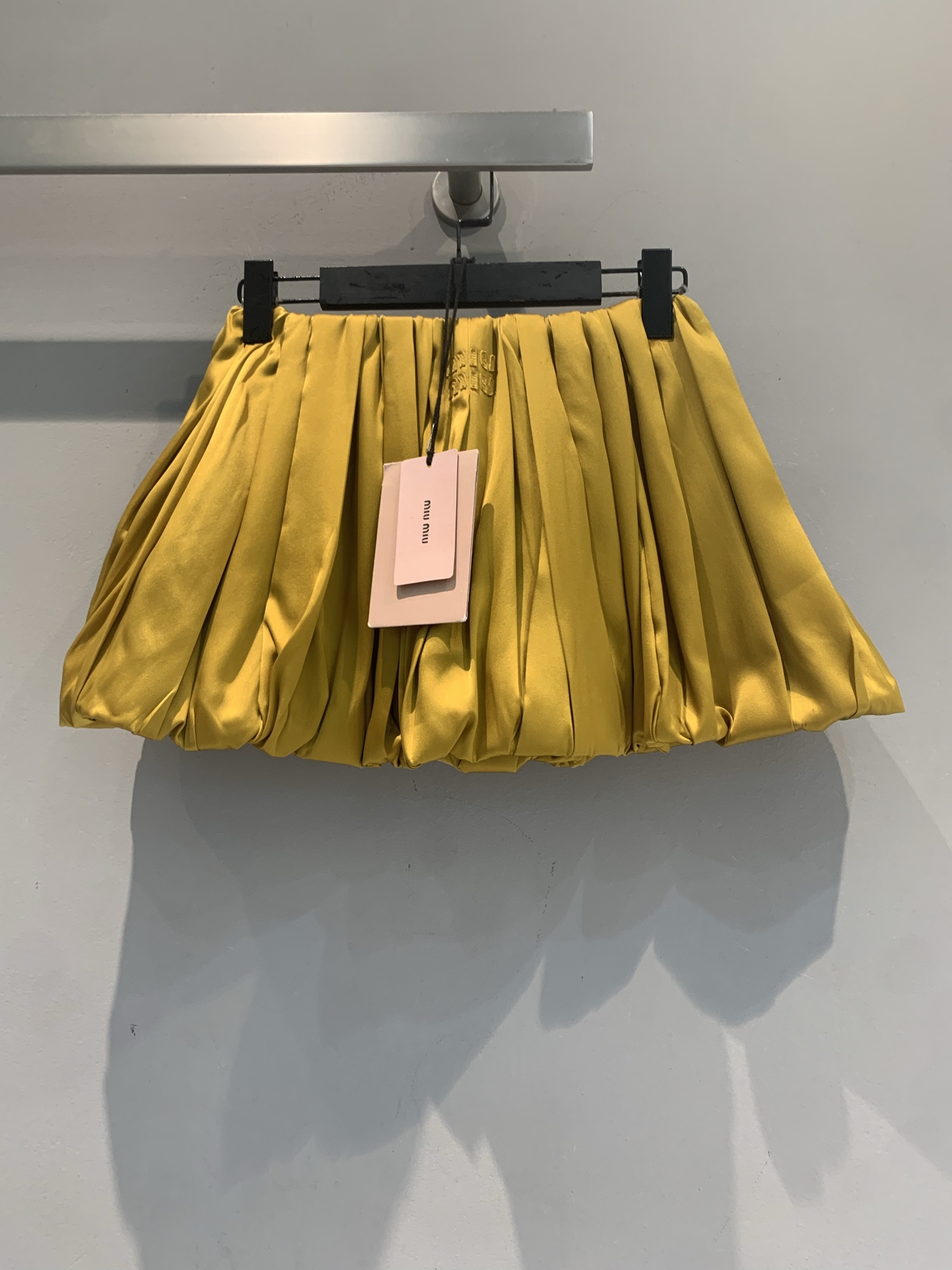 NO:934454,New model shipped, original version developed  Miumi* new spring and summer fashionable retro pleated satin pleated skirt. Made of glossy fabric, retro and lively, the pleat design is full of three-dimensionality, the skirt is fluffy and super layered. The waist is elastic, easy to put on and take off, suitable for a variety of body types. The yellow color is bright, and can be matched with light colors  Tops or Japanese-style items can easily create a youthful and energetic style. It is perfect for daily wear and photography. Pair it with small leather shoes or sneakers, and you can switch between college style or casual style. Size SML, miumiu, sneakers, skirts,19860909新款出货啦 原版开发 Miumi*春夏新款时髦复古褶皱缎面百褶裙.采用光泽感面料,复古又活泼,褶皱设计立体感满满,裙摆蓬松超有层次.腰部松紧,穿脱方便,适合多种身材.黄色调明亮,搭配浅色上衣或日系单品,轻松打造青春活力风～日常穿搭、拍照都很出片,配小皮鞋或运动鞋,学院风or休闲风随心切换.码数SML,,miumiu,sneakers,skirts,,Women's clothing