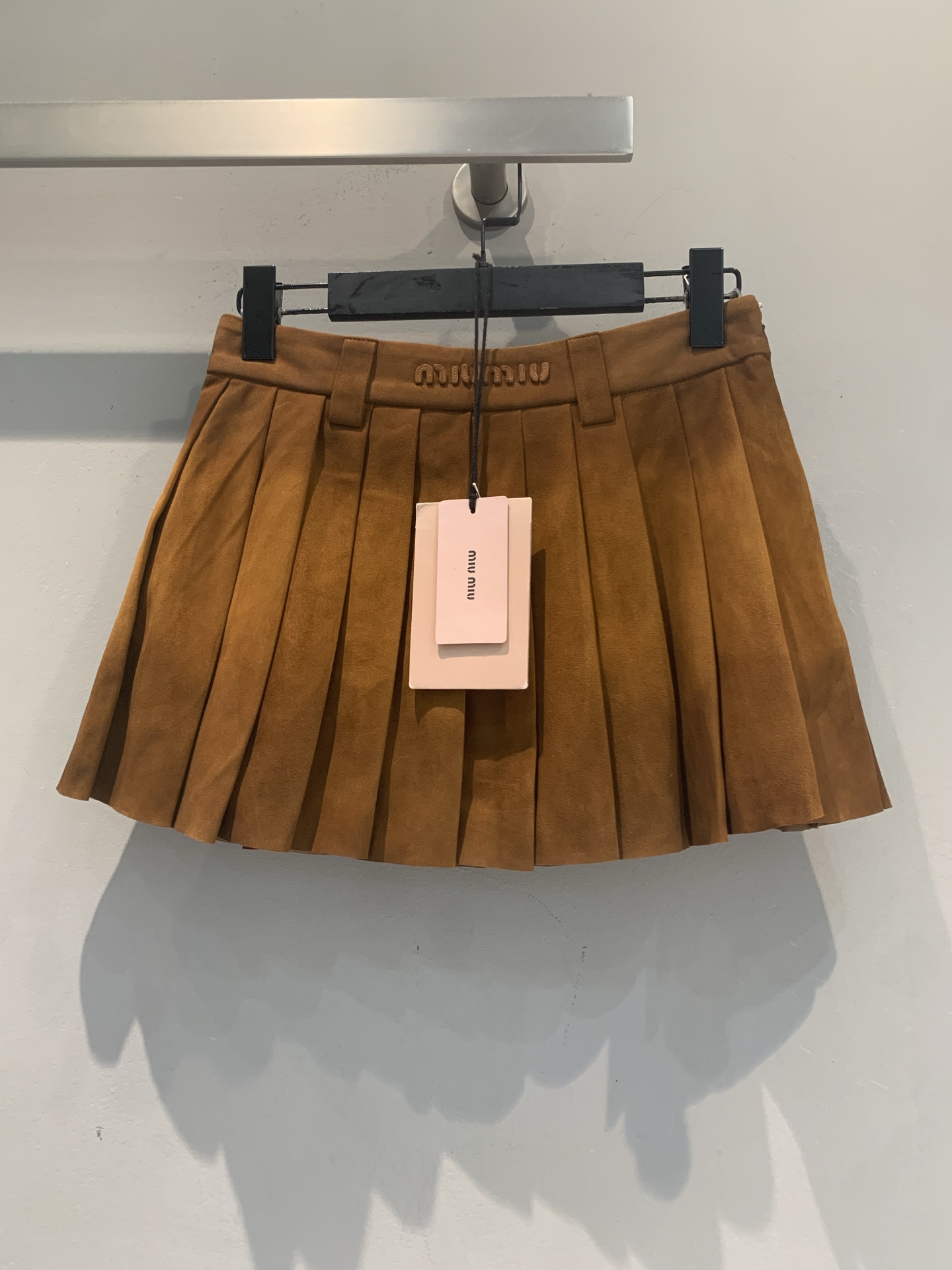 NO:934459,The new model is shipping. The original development Miumi* early autumn new fashionable retro letter logo suede pleated skirt, chocolate brown is super gentle, the texture is soft and drapey, the fluffy skirt is retro and playful!  The waist is adjustable, slimming and comfortable, and can be easily worn in daily life or on vacation ~ Pair it with sweaters, shirts, and denim jackets, you can switch between sweet or retro style at will, the skirt is full of details, and full of fashion, it is a must-have item for MiuMiu girls!  Size SML,,miumiu,skirts,jackets & coats,shirts,chamois leather,19860909新款出货啦 原版开发 Miumi*早秋新款时髦复古字母logo麂皮百褶半裙,巧克力棕色超温柔,质地柔软有垂感,蓬松裙摆复古又俏皮！腰部可调节,显瘦又舒适,日常或度假都能轻松驾驭～搭配针织衫、衬衫、牛仔外套,甜美or复古风随心切换,裙摆细节满满,时髦感拉满,是MiuMiu女孩必入单品！码数SML,,miumiu,skirts,jackets & coats,shirts,chamois leather,,Women's clothing