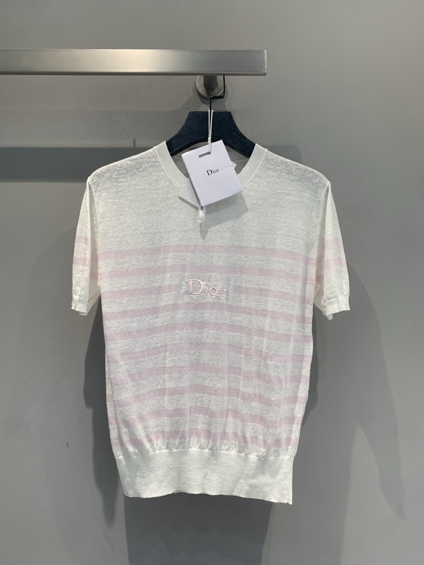 NO:934428,The new model has been shipped. The original version was developed by CD. The new fashionable and versatile pink striped knitted short-sleeves for early autumn are made of linen blended material. They are soft and breathable, and are super comfortable to wear in spring and summer!  White base with light pink stripes, 'Dior' embroidery on the chest, simple and exquisite. Round neck design, versatile jeans or skirts, easily create a gentle and sweet girly look, suitable for daily outings and dates, it is a must-have item in the spring and summer wardrobe!  Size 36 38 40,,dior,skirts,jeans,T-shirt,19860909新款出货啦 原版开发 CD早秋新款时髦百搭粉色条纹针织短袖,亚麻混纺材质,柔软透气,春夏穿超舒服！白色底配浅粉条纹,胸前“Dior”刺绣,简约精致.圆领设计,百搭牛仔裤或半裙,轻松打造温柔甜美少女感,日常出街、约会都很适合,是春夏衣橱必备单品！码数36 38 40,,dior,skirts,jeans,T-shirt,,Women's clothing