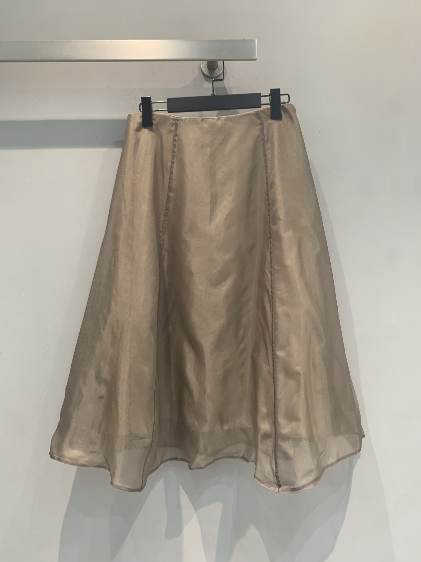 NO:934468,The new model has been shipped. The original development BC early autumn new fashionable and versatile silk gauze skirt. Made of mulberry silk organza, the matte texture is delicate and soft, the drape is amazing, the skirt is elegant and smart when walking ~ high-waisted A-line version + built-in full-coverage lining, invisible zippers on the sides, perfect details!  The dry rose color is gentle and noble, and can be easily worn on commuting or formal occasions. It is recommended to dry clean gently to keep the shape from deforming~Size SML,,skirts,real silk,19860909新款出货啦 原版开发 BC早秋新款时髦百搭真丝纱裙.采用桑蚕丝欧根纱,雾面肌理细腻柔和,垂坠感超赞,走路裙摆飘逸灵动～高腰A字版型+内置全包里料,侧边隐形拉链,细节满分！干枯玫瑰色调,温柔显贵,通勤或正式场合都能轻松驾驭.建议缓和干洗,保持版型不易变形哦～码数SML,,skirts,real silk,,Women's clothing