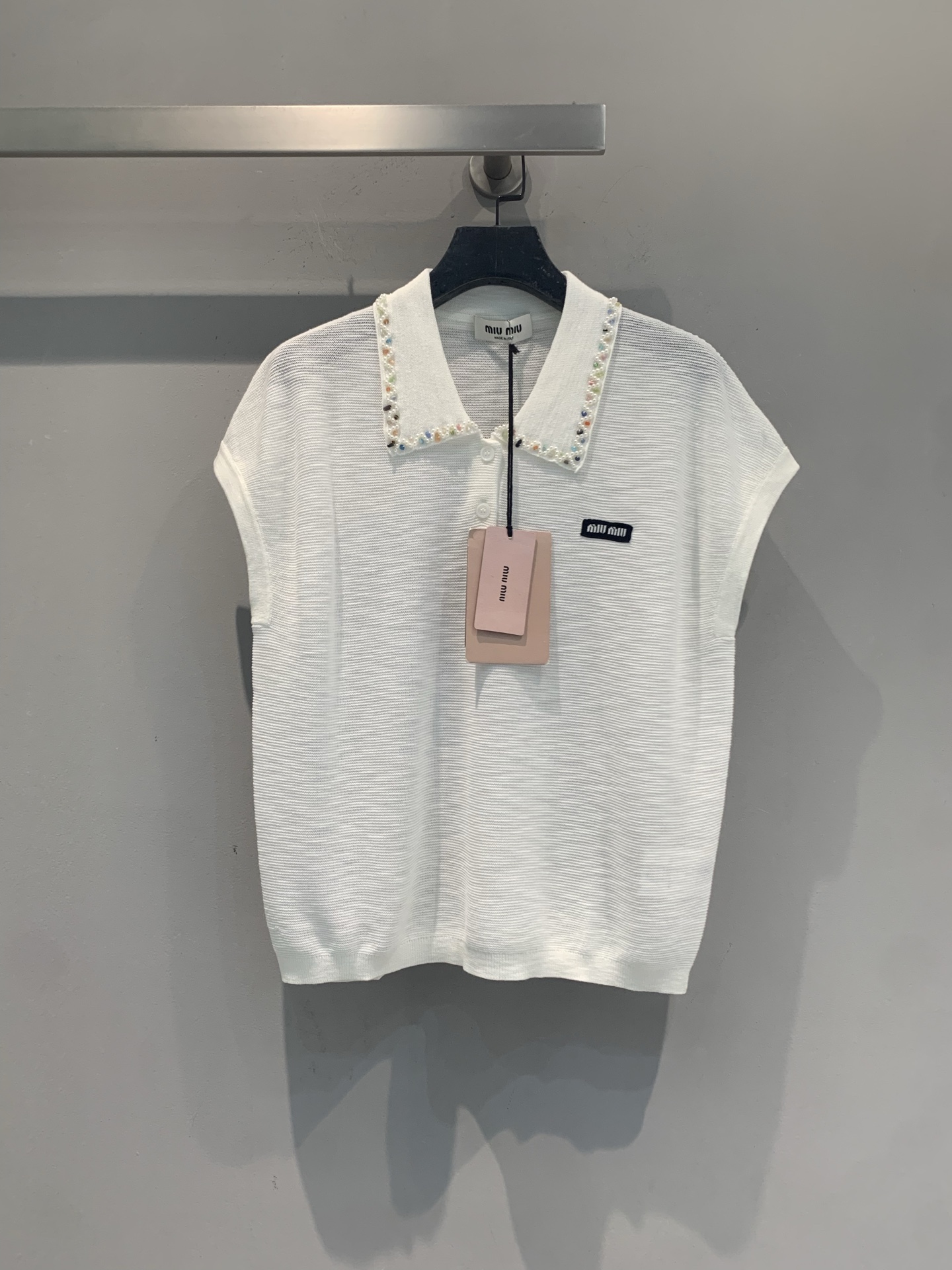 NO:934504,The new model is shipping. Originally developed by Miumi*, the new spring and summer fashionable and versatile beaded Polo knitted short-sleeve, white striped slub knitted, light and breathable, super comfortable to wear in summer!  Polo collar + hand-beading, exquisite and design, full of Korean retro style, age-reducing and elegant. Short-sleeved and slim-cut, it looks great with high-waisted pants or skirts, and can be worn for commuting and leisure. Simple and detailed, a must-have for girls with temperament!  Size SML,,miumiu,skirts,T-shirt,19860909新款出货啦 原版开发 Miumi*春夏新款时髦百搭钉珠Polo针织短袖,白条纹竹节麻针织,轻薄透气,夏天穿超舒服！Polo领+手工钉珠,精致又有设计感,韩系复古风满满,减龄又优雅.短袖修身剪裁,搭高腰裤或半裙都很出彩,通勤休闲都能穿.简约又有细节,气质女生必入！码数SML,,miumiu,skirts,T-shirt,,Women's clothing