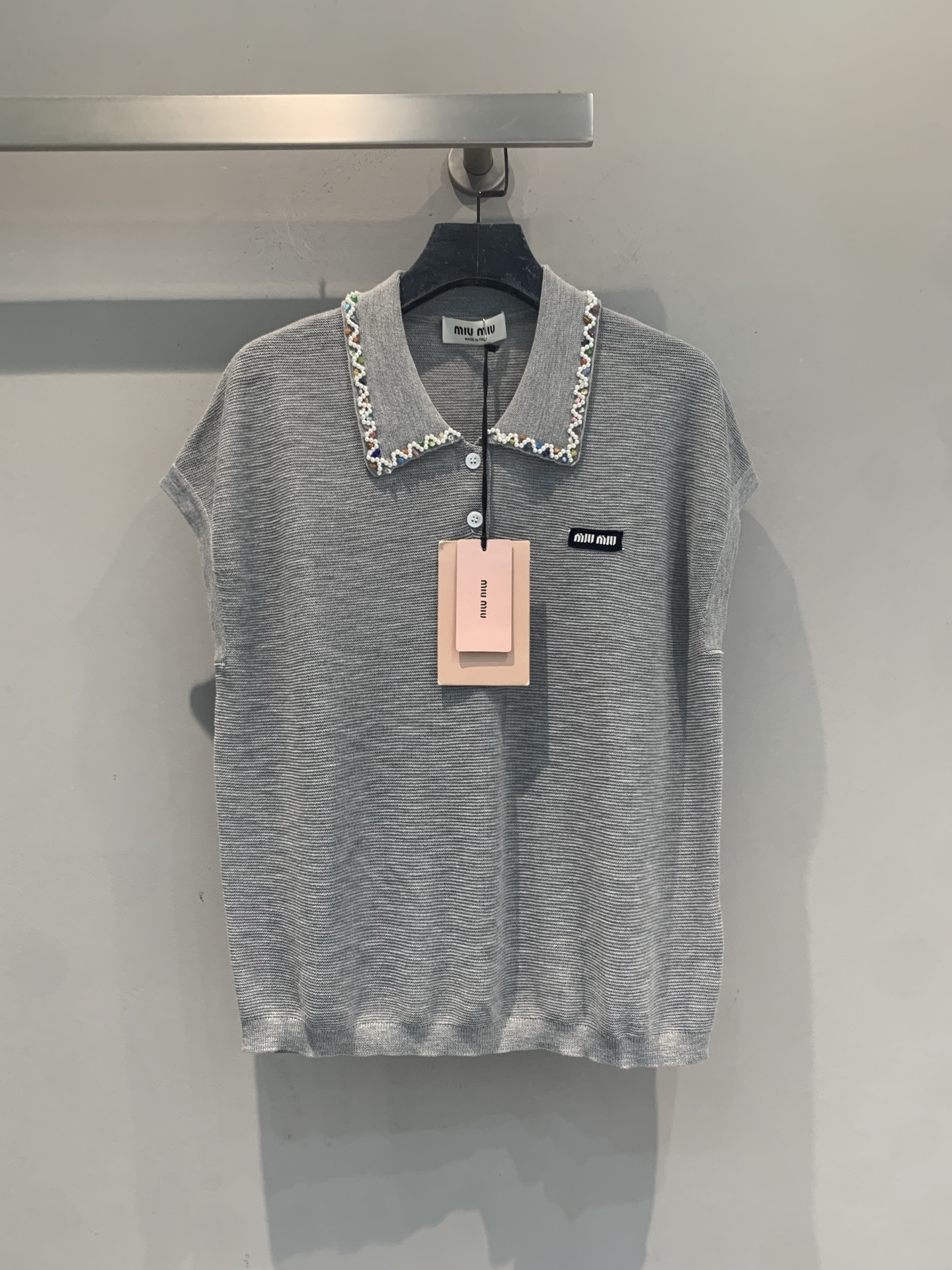 NO:934500,The new model has been shipped. Originally developed by Miumi*, the new spring and summer fashionable and versatile beaded Polo knitted short-sleeve, gray and white striped slub knitted, light and breathable, super comfortable to wear in summer!  Polo collar + hand-beading, exquisite and design, full of Korean retro style, age-reducing and elegant. Short-sleeved and slim-cut, it looks great with high-waisted pants or skirts, and can be worn for commuting and leisure. Simple and detailed, a must-have for girls with temperament!  Size SML,,miumiu,skirts,T-shirt,19860909新款出货啦 原版开发 Miumi*春夏新款时髦百搭钉珠Polo针织短袖,灰白条纹竹节麻针织,轻薄透气,夏天穿超舒服！Polo领+手工钉珠,精致又有设计感,韩系复古风满满,减龄又优雅.短袖修身剪裁,搭高腰裤或半裙都很出彩,通勤休闲都能穿.简约又有细节,气质女生必入！码数SML,,miumiu,skirts,T-shirt,,Women's clothing