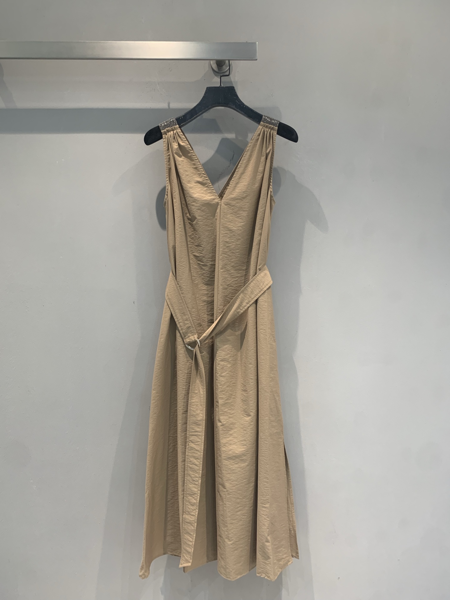 NO:934496,The new model has been shipped. The original development BC spring and summer new fashionable retro belt V-neck vest dress, light and breathable fabric, super comfortable to wear in spring and summer!  The halter neck + waist strap design is simple and elegant, modifying the body shape and showing femininity. The light brown color is low-key and high-end, and can be easily used for commuting, parties, and vacations. It goes well with high heels or sandals. The brand's consistent exquisite craftsmanship and high-end positioning give it a full sense of quality!  Size SML,,sandals,high heels,skirts,19860909新款出货啦 原版开发 BC春夏新款时髦复古腰带V领背心连衣裙,轻薄透气面料,春夏穿超舒服！挂脖+腰部绑带设计,简约优雅,修饰身形,展现女性气质.浅棕色调低调高级,通勤、聚会、度假都能轻松驾驭,搭配高跟鞋或凉鞋都很出彩.品牌一贯的精致工艺和高端定位,品质感满满！码数SML,,sandals,high heels,skirts,,Women's clothing