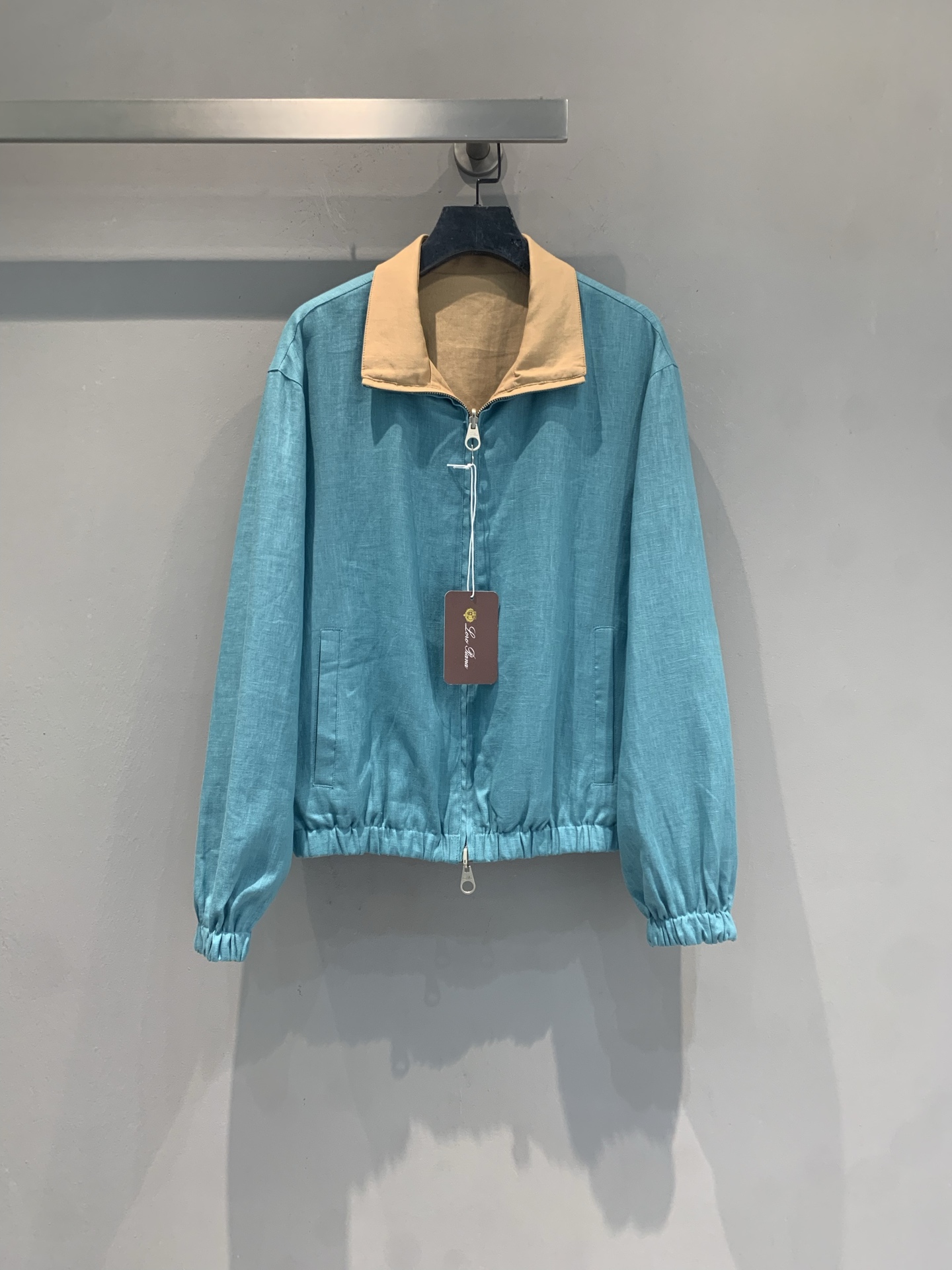 NO:934478,The new model is shipping. The original developed Loro Pian* early autumn new fashionable and versatile reversible linen jacket. Made of natural linen fabric, light and breathable, super comfortable to wear in spring and autumn!  Double-sided design, fresh lake blue, camel brown texture, you can switch styles at will. The short cut raises the waistline, and looks great with wide-leg pants or skirts. It can be easily controlled for commuting, traveling, and leisure. Linen has its own high-end texture, and it has a lazy and relaxed atmosphere when worn. It is a versatile tool for changing seasons!  Size SML,,loro piana,skirts,jackets & coats,19860909新款出货啦 原版开发 Loro Pian*早秋新款时髦百搭双面穿亚麻夹克.采用天然亚麻面料,轻盈透气,春秋穿超舒服！双面设计,湖水蓝清新,驼棕质感,随心切换风格.短款剪裁拉高腰线,搭配阔腿裤或半裙都很赞,通勤、旅行、休闲都能轻松驾驭.亚麻自带高级肌理,穿着自带慵懒松弛氛围,是换季百搭神器！码数SML,,loro piana,skirts,jackets & coats,,Women's clothing