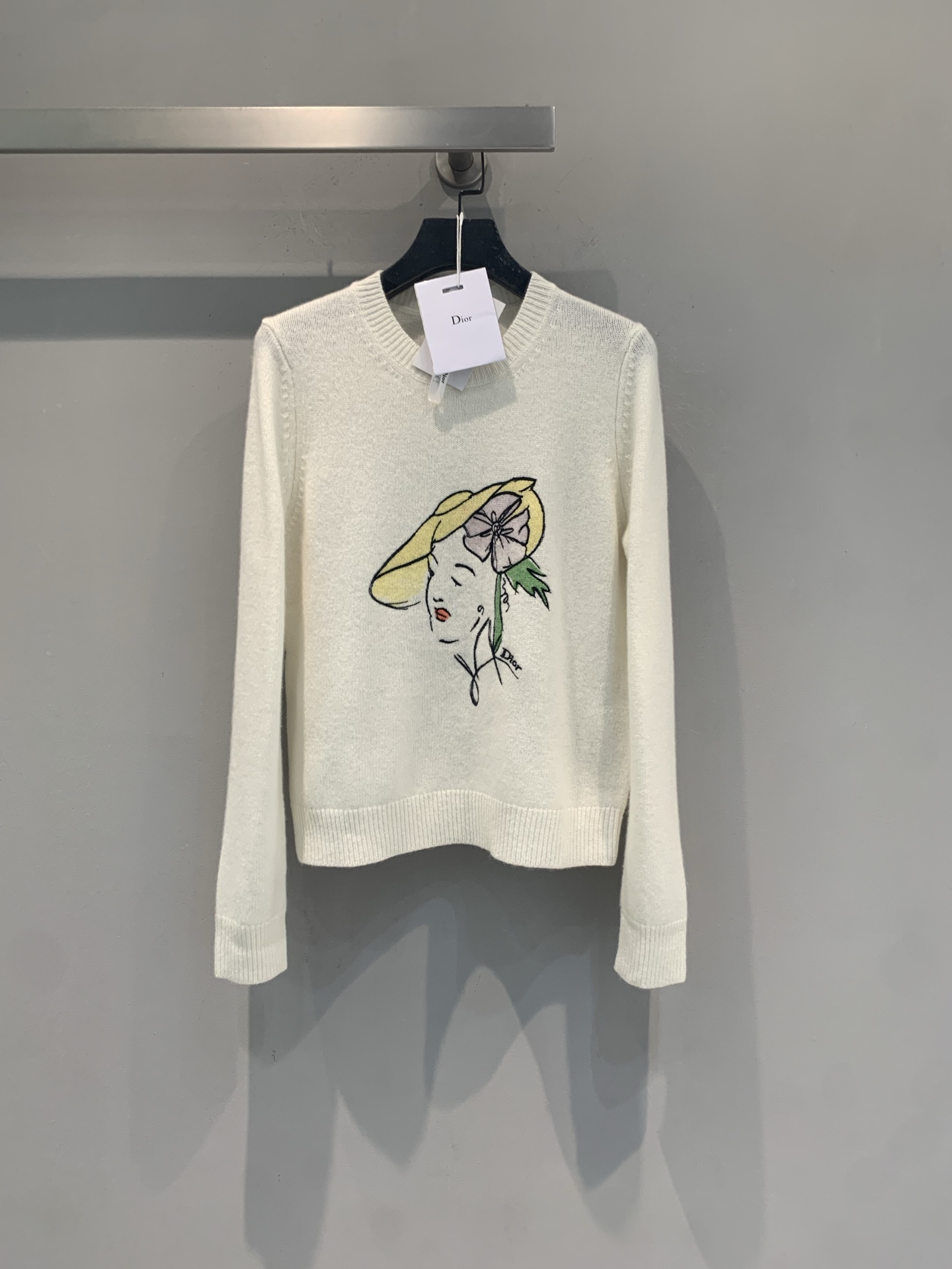 NO:934463,The new model has been shipped. The original development CD2026 early autumn series printed cashmere sweater, off-white soft knitted, super comfortable to wear!  The front is an illustration of a woman wearing a straw hat and arranging flowers. It is full of artistic sense and highly recognizable. The round neck and long sleeve design are just right for early autumn. It is elegant when worn alone or paired with a jacket. Dior's consistent exquisite craftsmanship and fashion sense can easily create a high-end daily look!  Size 36 38 40,,dior,jackets & coats,hats,19860909新款出货啦 原版开发 CD2026早秋系列印花羊绒针织衫,米白色柔软针织,穿着超舒适！正面是戴草帽、插花的女性插画,艺术感满满,辨识度超高.圆领长袖设计,早秋穿搭刚刚好,单穿或搭配外套都很优雅.Dior一贯的精致工艺和时尚感,轻松打造高级日常look！码数36 38 40,,dior,jackets & coats,hats,,Women's clothing