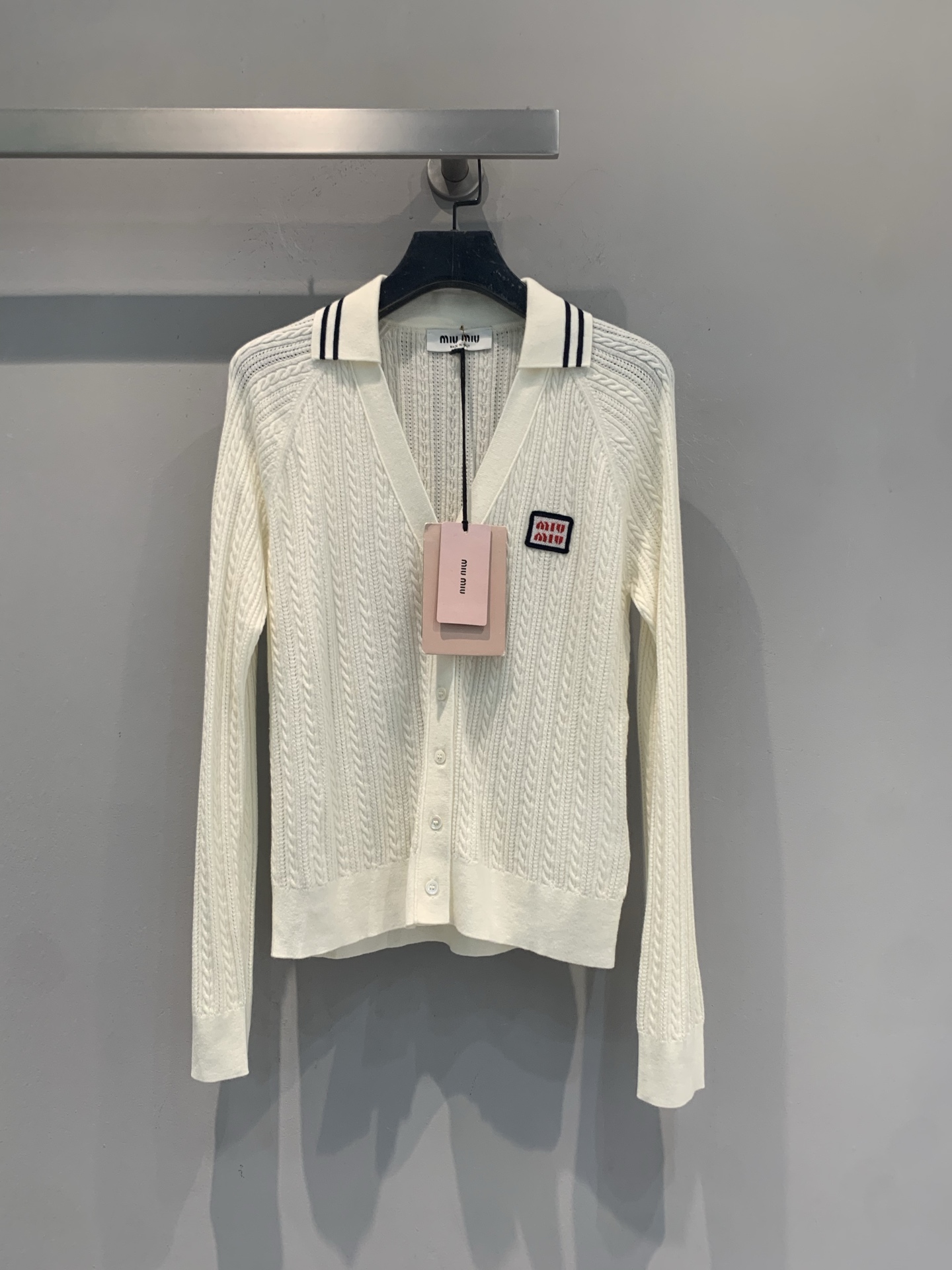 NO:946409,The new model has been shipped. The original development of Miumi* early autumn new fashionable and versatile college style cable knit cardigan, lapel stripes + small logo, soft, gentle and not childish. The soft and waxy upper body comes with a soft light filter, lapel stripes + small logo, the college feel is just right to be worn alone and gentle, layered and layered. It is the kind of effortless, cute and beautiful size SML,,miumiu,19860909新款出货啦 原版开发 Miumi*早秋新款时髦百搭学院风绞花针织开衫,翻领条纹+小标logo,软糯温柔又不幼稚.软糯糯的 上身自带柔光滤镜,翻领条纹+小标logo学院感拿捏得刚刚好单穿温柔 叠穿有层次 是那种不费力的乖巧漂亮码数SML,,miumiu,,Women's clothing