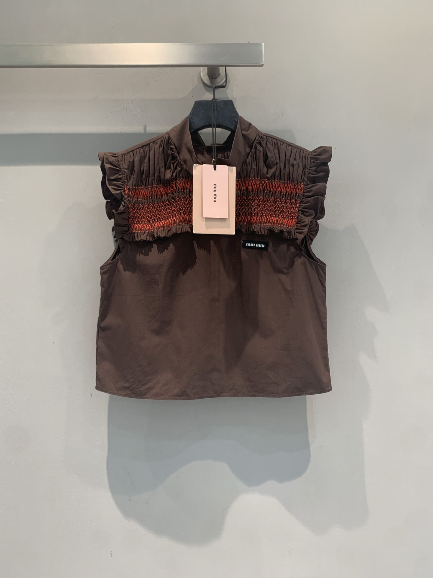 NO:946470,The new model is shipping. The original developed Miumi* early autumn new L'ete series dark brown sleeveless stand-collar shirt. The red-brown diamond-shaped embroidery on the chest + accordion pleated wood ears are a very recognizable design this season. The short high-waist cut, stand-up collar + ruffled flying sleeves, paired with the same series of pleated skirts, you can go the retro college style route. Size SML,, miumiu, skirts, shirts,19860909新款出货啦 原版开发 Miumi*早秋新款 L'ete 系列的深棕色无袖立领衬衫,胸口那块红棕色菱形打揽刺绣+风琴褶木耳边是这季很有辨识度的设计.短款高腰剪裁,立领+荷叶飞袖,搭配同系列百褶短裙可以走复古千金学院风路线.码数SML,,miumiu,skirts,shirts,,Women's clothing