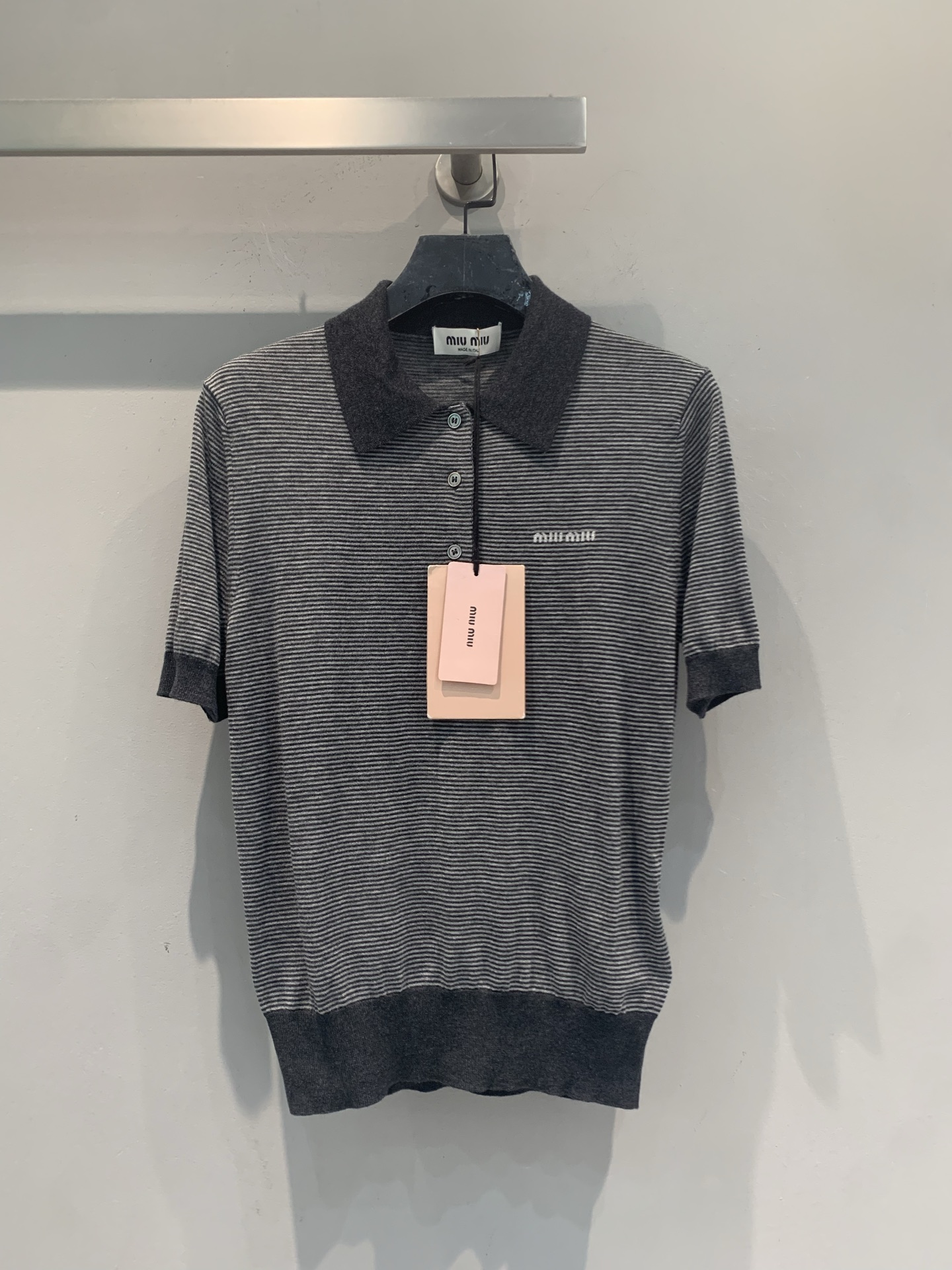 NO:957240,The new model is shipped. Original development Miumi* early autumn new trendy retro turtledove gray striped knitted Polo short sleeves, gray pinstripe body with dark gray lapels and hem, 'miumiu' embroidered logo on the left chest, short sleeves ribbed. This top is very slim, paired with a white skirt, refreshing and advanced, paired with wide-leg pants or denim shorts for a casual and lazy look. Size SML,,miumiu,skirts,shorts,T-shirt,19860909新款出货啦 原版开发 Miumi*早秋新款时髦复古斑鸠灰条纹针织Polo短袖,灰色细条纹衣身搭配深灰色翻领和下摆,左胸有'miumiu'刺绣logo,短袖罗纹收口.这件上身很显瘦,搭配白色半裙清爽高级,搭配阔腿裤或牛仔短裤随性慵懒.码数SML,,miumiu,skirts,shorts,T-shirt,,Women's clothing