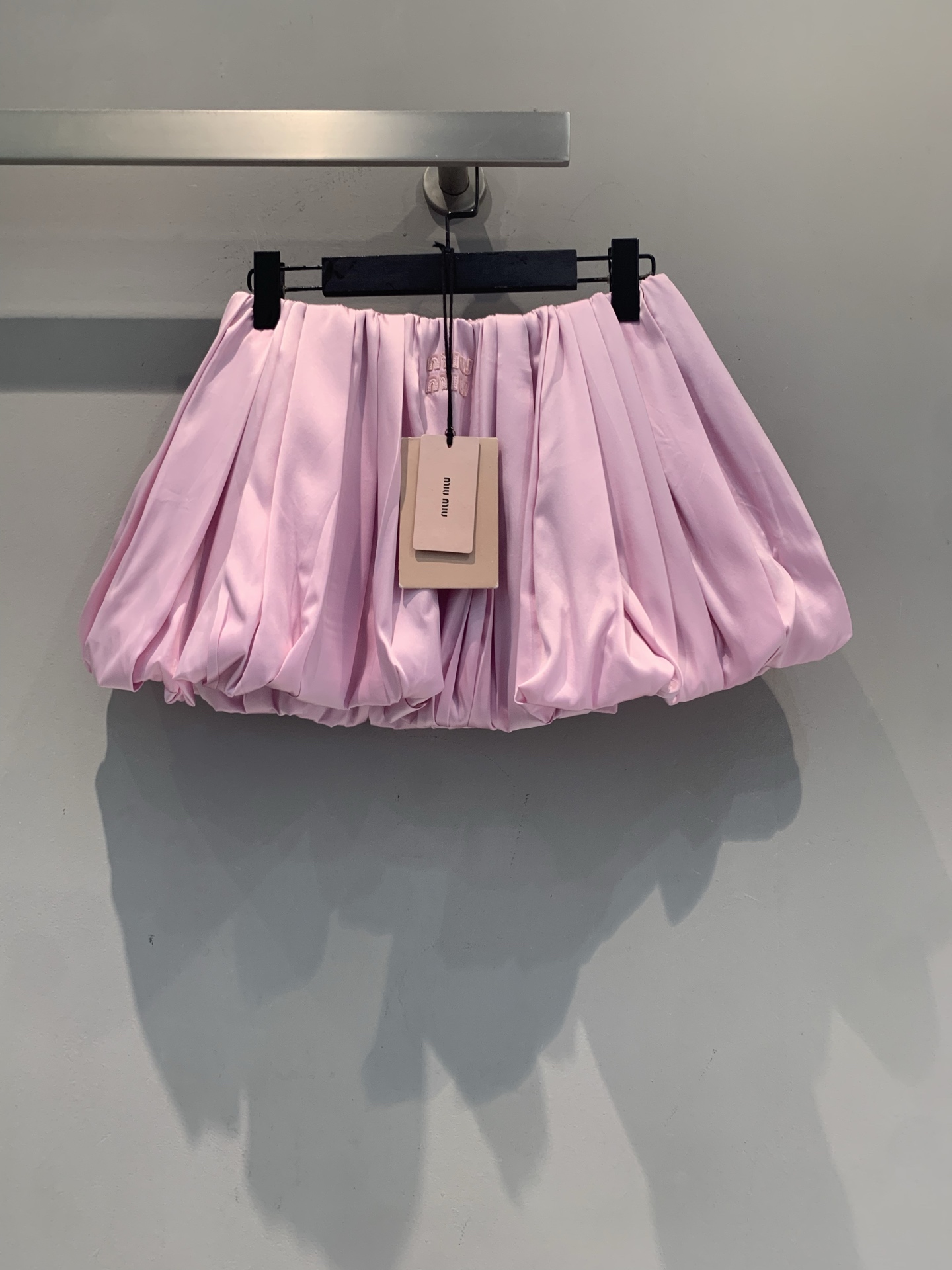 NO:934433,The new model is shipping. The original developed Miumi* new spring and summer fashionable and versatile pink satin flower bud skirt, high-waisted A-line version, fluffy pleated design to show long legs, sweet and playful!  The fabric is light and shiny, and the weaving details at the waist are super layered. It looks great when paired with dark or light tops. It can be easily worn in daily life, parties, and photo shoots. It has a retro and sweet style with a girly feel. It is one of Miu Miu's iconic items!  Code numberSML,,miumiu,skirts,19860909新款出货啦 原版开发 Miumi*春夏新款时髦百搭粉色缎面花苞裙,高腰A字版型,蓬松褶皱设计超显腿长,甜美又俏皮！面料轻盈有光泽,腰头编织细节超有层次感.搭配深色或浅色上衣都很出彩,日常、聚会、拍照都能轻松驾驭,复古甜美风格,少女感满满,是Miu Miu标志性单品之一！码数SML,,miumiu,skirts,,Women's clothing