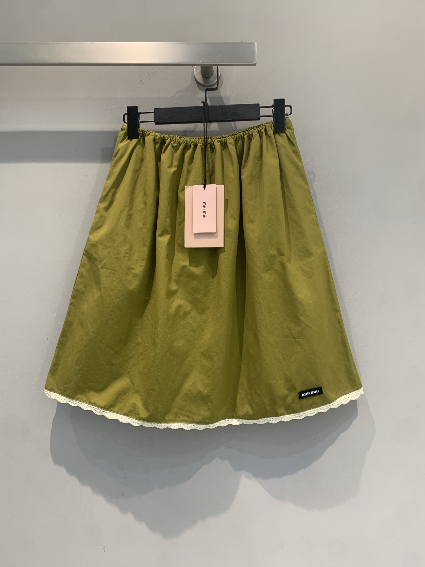 NO:943706,The new model is shipping. Originally developed by Miumi*, the new fashionable and versatile L’ete series olive green skirt for spring and summer is made of light and breathable fabric, super comfortable to wear in summer!  The elastic waist + loose skirt modifies the lines of the crotch and legs, and the lace hem is super detailed. It has a retro girly style. Paired with the tops of the same series, you can easily get a sense of summer elegance and relaxation. It is suitable for daily outings and vacations. It is comfortable and fashionable. It is a must-have item for summer wear!  Code numberSML,,miumiu,skirts,19860909新款出货啦 原版开发 Miumi*春夏新款时髦百搭L’ete系列橄榄绿半裙,轻盈透气面料,夏天穿超舒服！松紧腰+宽松裙摆,修饰胯部和腿部线条,蕾丝花边下摆超有细节感.复古少女风,搭配同系列上衣,轻松get夏日贵气松弛感～日常出街、度假都很适合,舒适又时髦,是夏季穿搭必备单品！码数SML,,miumiu,skirts,,Women's clothing