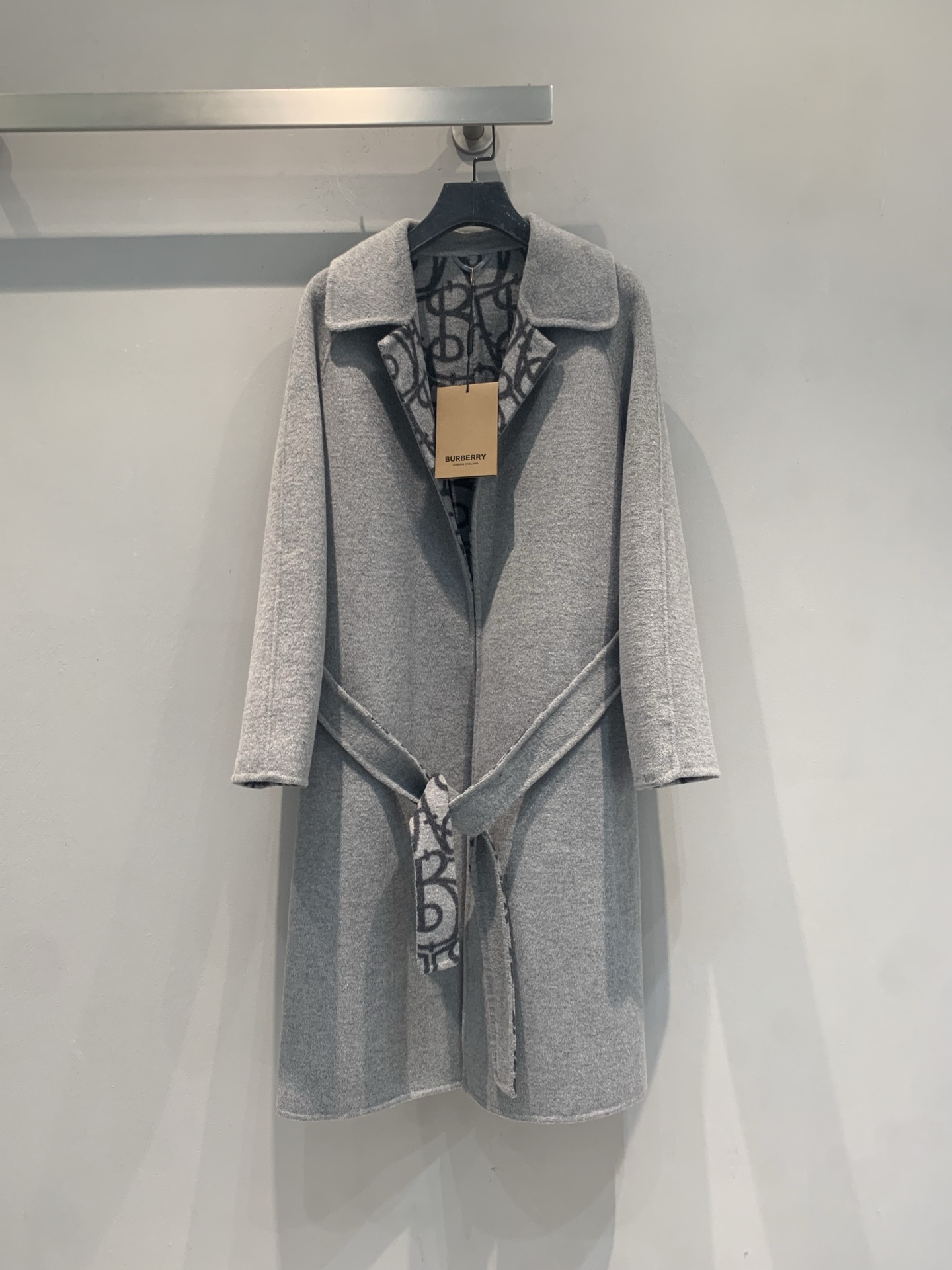 NO:944881,The new model has been shipped. bur's new autumn and winter fashionable and versatile suit collar and lace-up wool coat is made of high-quality wool fabric, soft and warm, perfect for autumn and winter!  The classic lapel + belt design modifies the figure and is very practical. The lining is black patterned, full of details, low-key and textured. The mid-length cut is easy to control for daily commuting. Pair it with boots or high heels to complete your elegant look!  Size SML,,burberry,boots,high heels,business suit,19860909新款出货啦 bur秋冬新款时髦百搭西装领系带羊毛大衣,采用高品质羊毛面料,柔软又保暖,秋冬穿超合适！经典翻领+腰带设计,修饰身形还很实用.内衬是黑色花纹,细节感满满,低调又有质感.中长款剪裁,通勤日常都能轻松驾驭,搭配靴子或高跟鞋,优雅气质直接拉满！码数SML,,burberry,boots,high heels,business suit,,Women's clothing