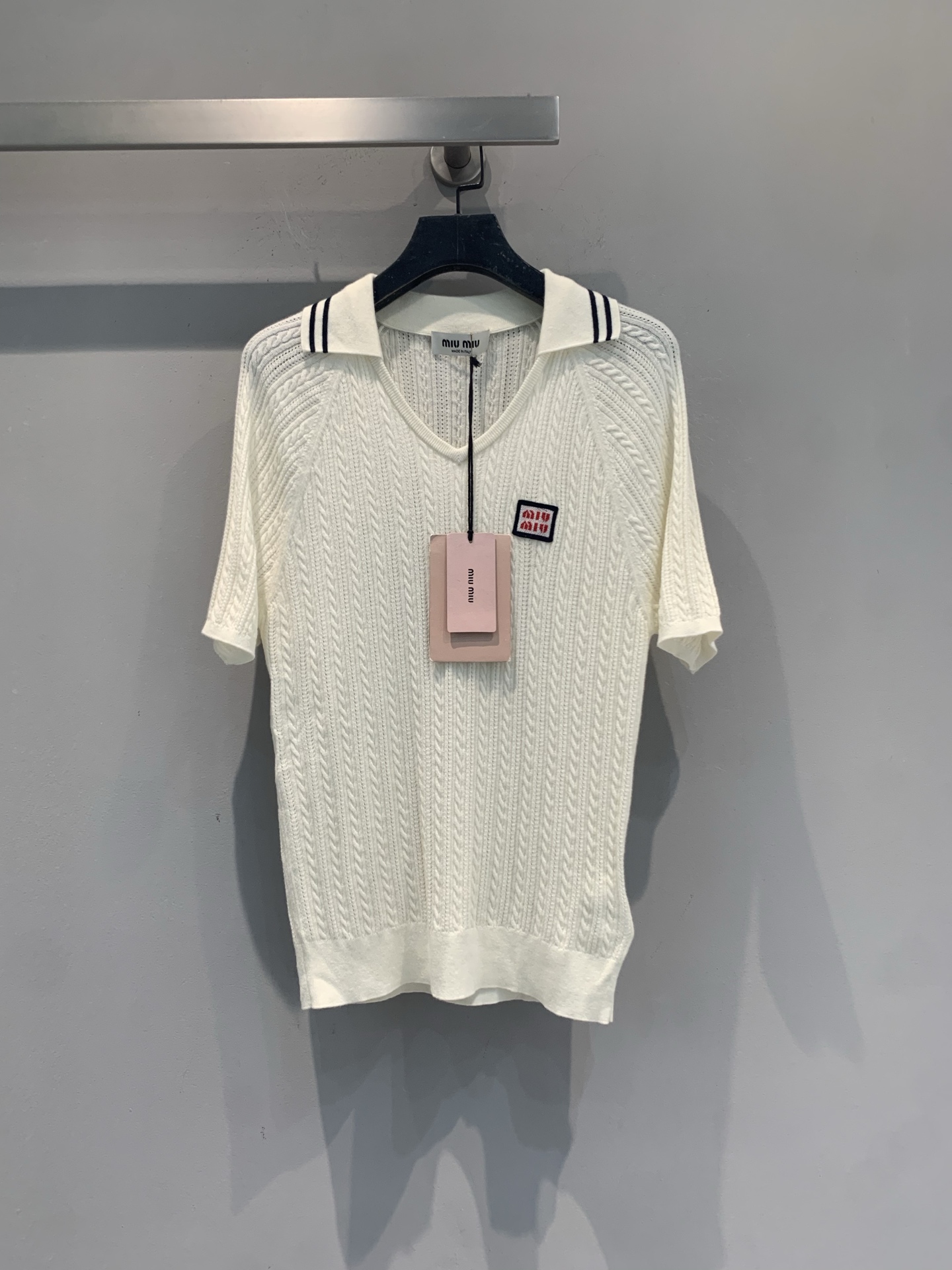 NO:946482,The new model is shipping. The original developed Miumi* early autumn new college-style V-neck Polo shirt is made of off-white piqué cotton. It is breathable and comfortable. It is perfect for summer!  Black double-stripe trim + V-neck design, full of retro college atmosphere. The embroidered logo on the left chest is low-key and recognizable, and the loose raglan sleeves make it slim and lazy. It is versatile when worn alone or layered. It is easy to get the American college style. It can be worn for daily casual and age-reducing wear!  Code number SML,,miumiu,19860909新款出货啦 原版开发 Miumi*早秋新款学院风V领Polo衫,米白珠地棉材质,透气又舒适,夏天穿超合适！黑色双条纹镶边+V领设计,复古学院氛围感满满.左胸刺绣Logo低调有辨识度,宽松插肩袖显瘦又慵懒,单穿或叠穿都很百搭,轻松get美式学院风,日常休闲、减龄穿搭都能hold住！码数SML,,miumiu,,Women's clothing
