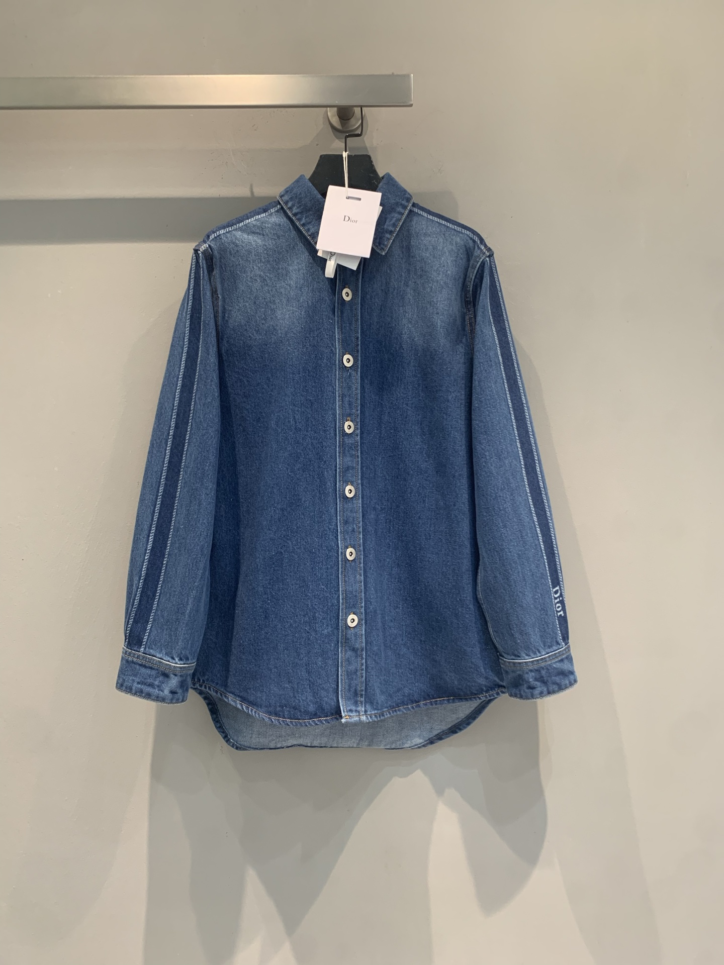 NO:946414,The new model has been shipped. The original development CD early autumn new fashionable and versatile side letter denim shirt, long-sleeved lapel design, loose fit. Judging from the washed color and stitching details, it is a classic retro denim style. It is casual when worn alone or looks good when layered. Size 36 38 40, shirts,19860909新款出货啦 原版开发 CD早秋新款时髦百搭侧边字母牛仔衬衫,长袖翻领设计,版型偏宽松.从水洗色调和缝线细节看,属于偏经典复古的丹宁风,单穿休闲,叠穿也好看.码数36 38 40,,shirts,,Women's clothing