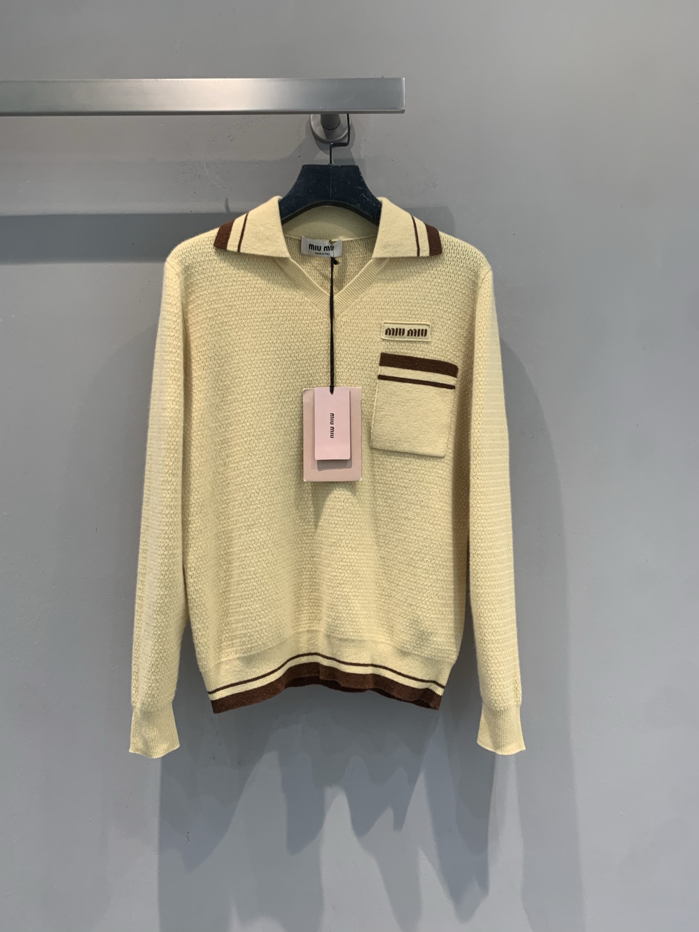 NO:946398,The new model is shipped. The original developed Miumi* early autumn new trendy retro cream yellow V-neck knitted polo shirt has brown contrasting stripes on the lapel and hem. The brand logo is embroidered on the chest patch pocket. The retro college style is very good. From the notes, it looks great with a khaki suede skirt or jeans. Size SML, miumiu, skirts, jeans, chamois leather,19860909新款出货啦 原版开发 Miumi*早秋新款时髦复古奶油黄 V 领针织 Polo 衫,翻领和下摆都有棕色撞色条纹,胸口贴袋上绣着品牌 logo,复古学院风很正.从笔记看,搭配卡其麂皮短裙或牛仔裤都很出片.码数SML,,miumiu,skirts,jeans,chamois leather,,Women's clothing