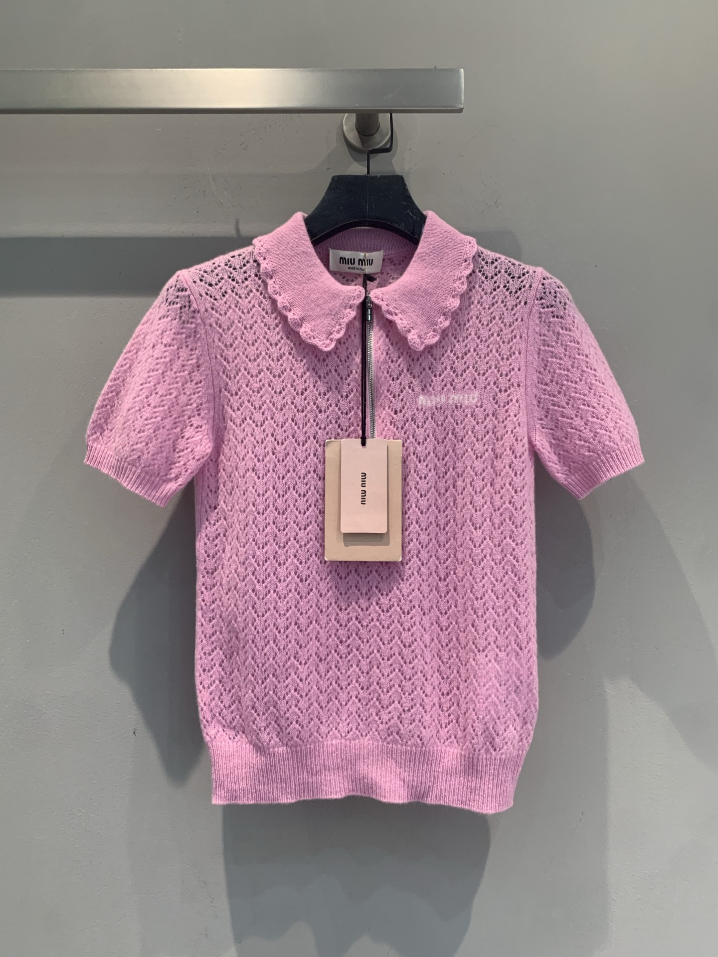 NO:946359,The new model is shipped. The original development Miumi* early autumn new trendy and versatile rose pink hollow knitted Polo short sleeves, lapel half-zip design, rhombus hollow texture, slim short version, sweet but not greasy college girl feel. From the notes, it looks great with pleated skirts, wide-leg jeans, and suede shorts. Size SML, miumiu, skirts, shorts, jeans, T-shirt, chamois leather,19860909新款出货啦 原版开发 Miumi*早秋新款时髦百搭玫粉色镂空针织 Polo 短袖,翻领半拉链设计,菱格镂空肌理,修身短款版型,甜而不腻的学院少女感.从笔记看,搭配百褶裙、阔腿牛仔裤、麂皮短裤都很出片.码数SML,,miumiu,skirts,shorts,jeans,T-shirt,chamois leather,,Women's clothing