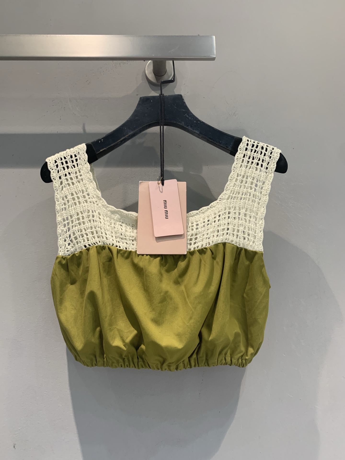 NO:950990,The new model is shipped. The original development Miumi* early autumn new fashionable and versatile olive green crochet stitching waist vest, square collar + wide shoulder strap design, the upper part is beige crochet cutout, the lower part is olive green bubble bud short style, the waist exposed design is very summer. Wear with the same series of skirts as a set, or alone with a white skirt, leather skirt, wide-leg pants. Size SML, miumiu, skirts,19860909新款出货啦 原版开发 Miumi*早秋新款时髦百搭橄榄绿钩花拼接露腰背心,方领+宽肩带设计,上半部分是米色钩针镂空,下半部分是橄榄绿泡泡花苞短款,露腰设计很夏季.搭配同系列半裙成套穿,或者单搭配白裙、皮裙、阔腿裤都很出片.码数SML,,miumiu,skirts,,Women's clothing