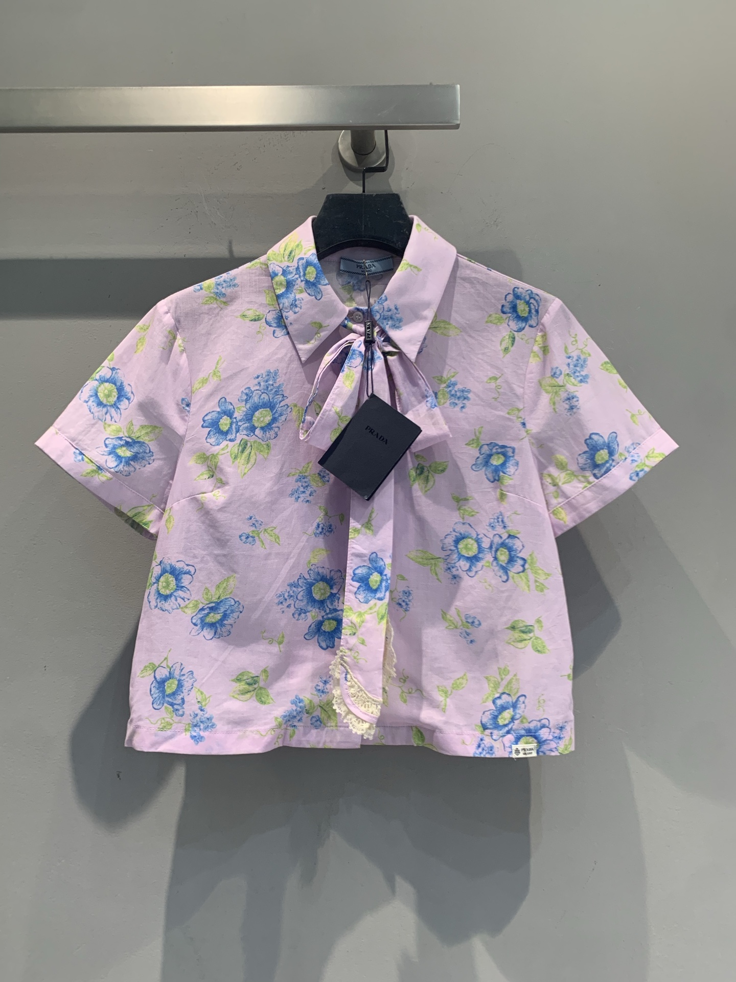 NO:951012,The new model has been shipped. The original development of Prad* early autumn new light pink floral print short-sleeved shirt, bow ribbon + lace around the neck, blue and green flowers printed all over, poplin cotton fabric, light and breathable, very girly. It goes well with denim shorts, high-waisted skirts, wide-leg pants. Size SML, prada, skirts, shorts, shirts, T-shirt,19860909新款出货啦 原版开发 Prad*早秋新款浅粉花卉印花短袖衬衫,领口蝴蝶结飘带+蕾丝边,蓝绿花卉满印,府绸棉面料轻薄透气,少女感很到位.搭配牛仔短裤、高腰半裙、阔腿裤都很出片.码数SML,,prada,skirts,shorts,shirts,T-shirt,,Women's clothing