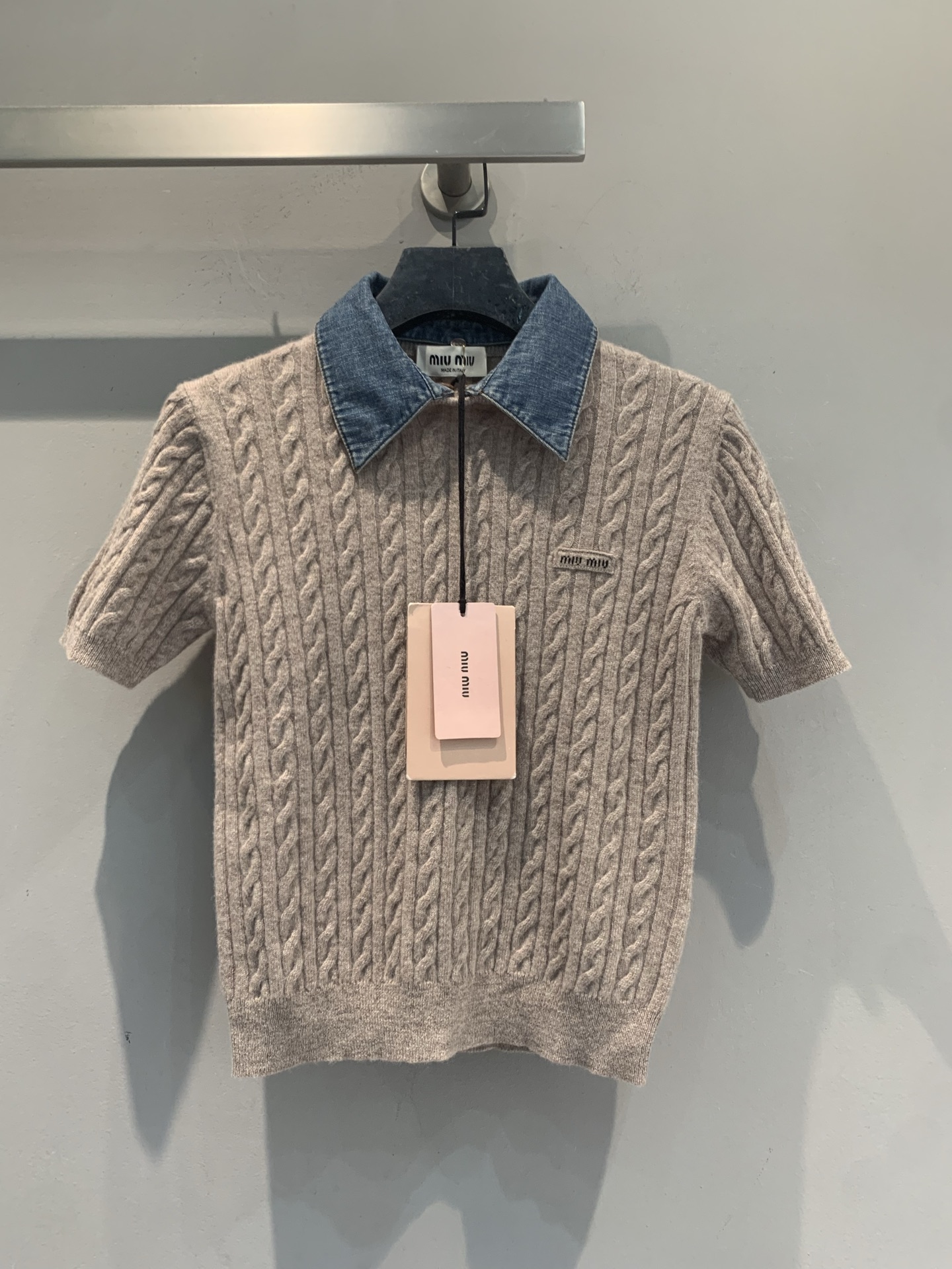 NO:951035,The new model is shipped. The original development of Miumi*'s new fashionable and versatile piece for early autumn is oatmeal-colored twist cable knit short sleeves. The spliced ​​denim lapel is the highlight, the small logo on the chest is embellished, and the slim short version. It goes well with pleated skirts, work skirts, jeans, and plaid skirts. It is very versatile. The code number is SML, miumiu, skirts, jeans, T-shirt,19860909新款出货啦 原版开发 Miumi*早秋新款时髦百搭件是燕麦色麻花绞花针织短袖,拼接牛仔翻领是亮点,胸口小 logo 点缀,修身短款版型.搭配百褶裙、工装短裙、牛仔裤、格纹半裙都很出片,百搭度很高.码数SML,,miumiu,skirts,jeans,T-shirt,,Women's clothing
