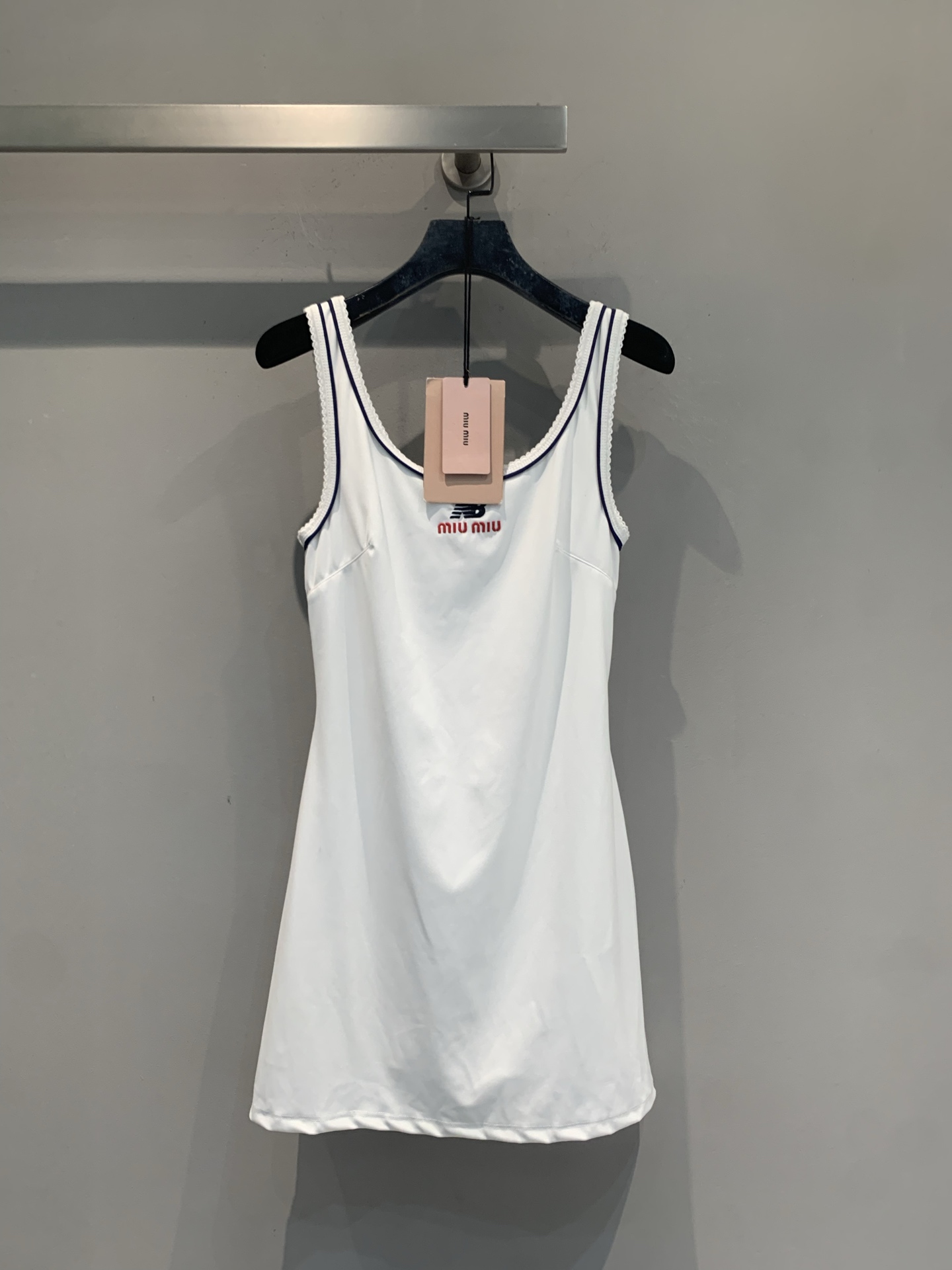 NO:951048,The new model has been shipped. The original white tennis suspender dress from the Miu Mi* x New Balance19860909新款出货啦 原版开发 Miu Mi* x New Balance x Wimbledon 联名系列的白色网球吊带连衣裙,肩带和领口有海军蓝撞色条纹,胸前 Miu Miu 和 NB logo 并置,很有 复古运动风.这件是温网官方合作款,搭配同系列百褶裙或单穿都不错.码数SML,,miumiu,skirts,,Women's clothing