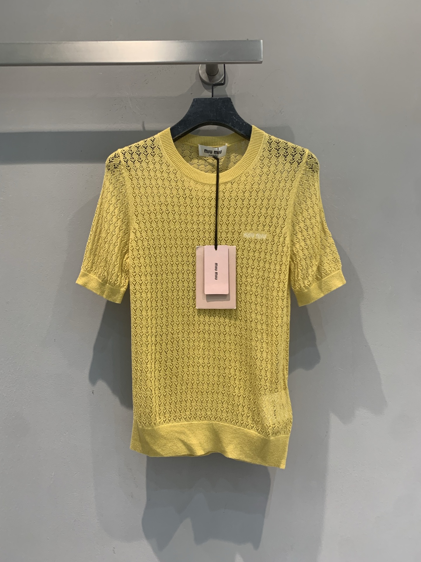 NO:946380,The new model is shipped. The original development Miumi* early autumn new fashionable and versatile lemon yellow hollow knitted short-sleeved, round-necked short-sleeved, full-body mesh hollow texture, vaguely revealing the inner outline, retro and a little sexy. From the notes, this season’s yellow knitted fabric has a high appearance rate, it is refreshing when worn alone, and looks good when layered. Size SML,, miumiu, T-shirt,19860909新款出货啦 原版开发 Miumi*早秋新款时髦百搭柠檬黄镂空针织短袖,圆领短袖,全身网眼镂空肌理,隐约透着内搭的轮廓,复古又带点小性感.从笔记看,这季黄色系针织出镜率很高,单穿清爽,叠穿也好看.码数SML,,miumiu,T-shirt,,Women's clothing